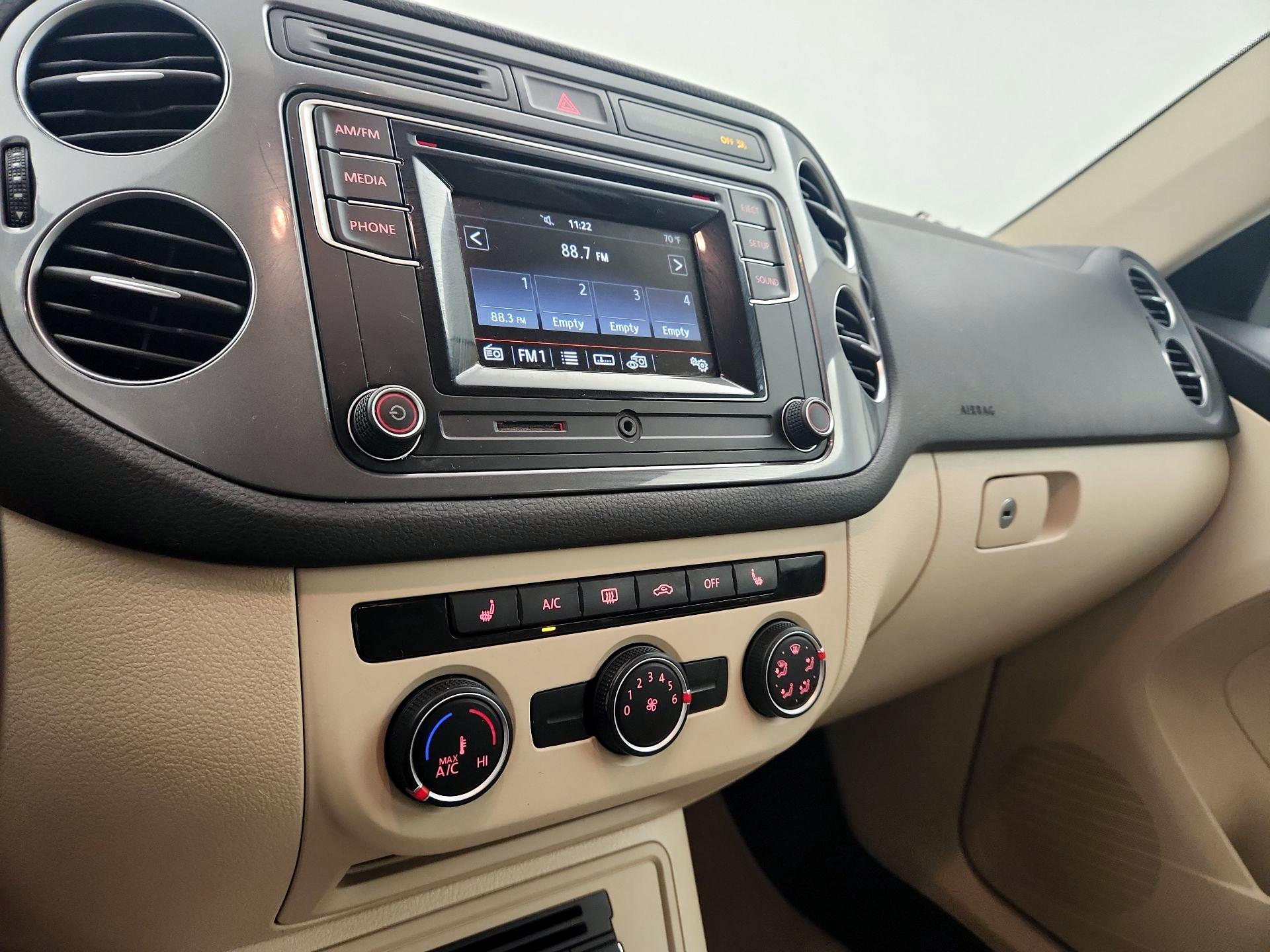 Thumbnail: 2016 Volkswagen Tiguan - 16