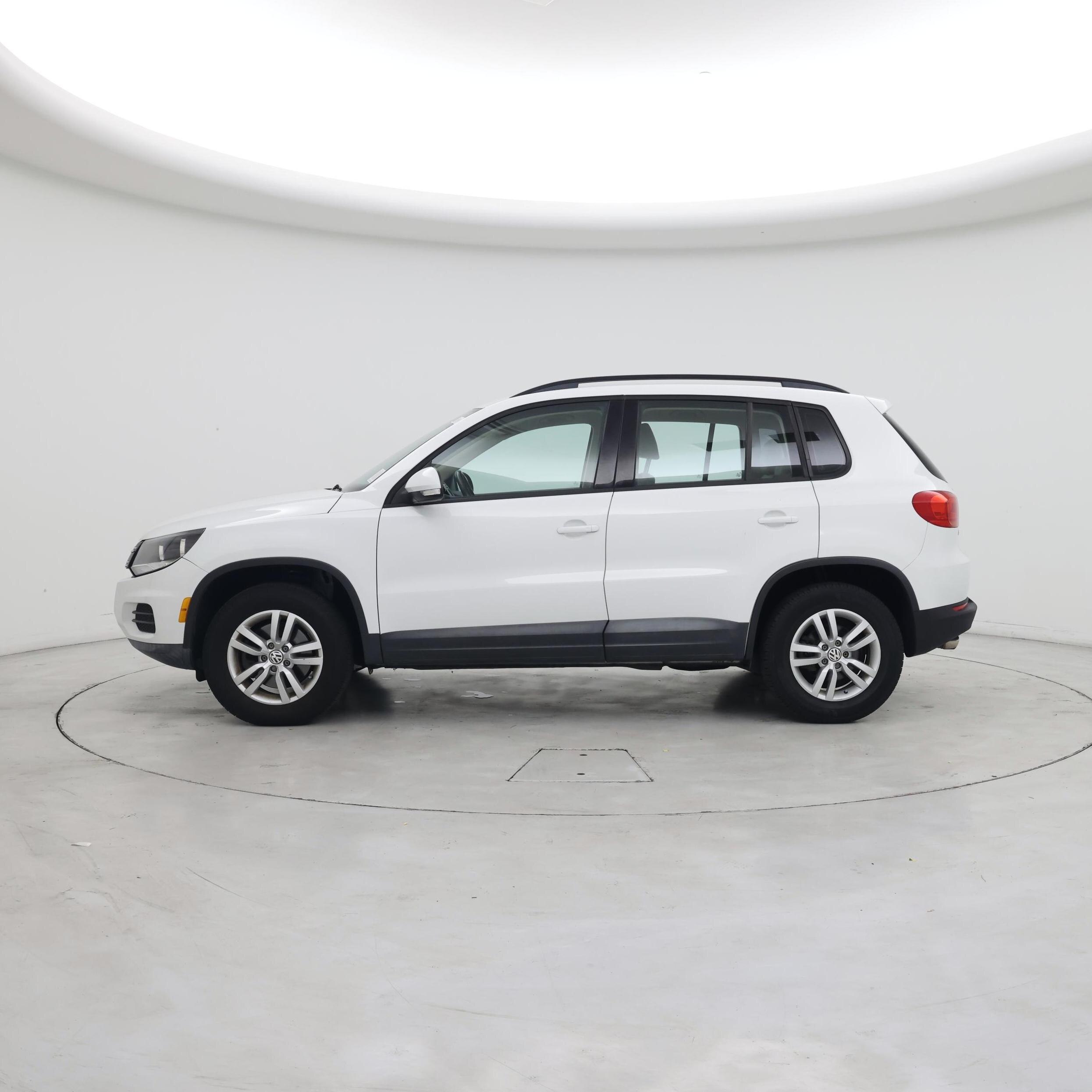 Thumbnail: 2016 Volkswagen Tiguan - 3
