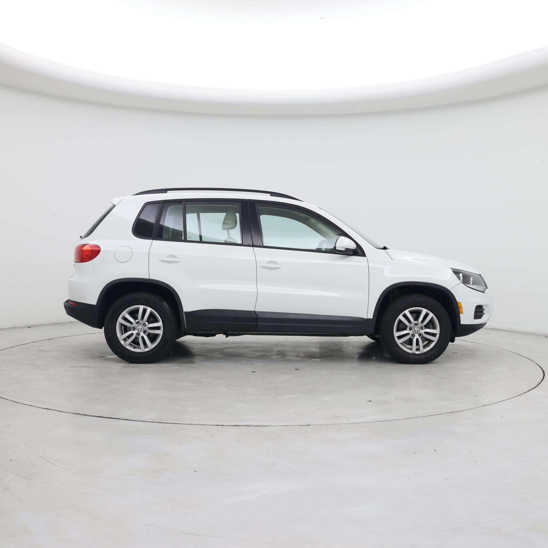 Thumbnail: 2016 Volkswagen Tiguan - 7