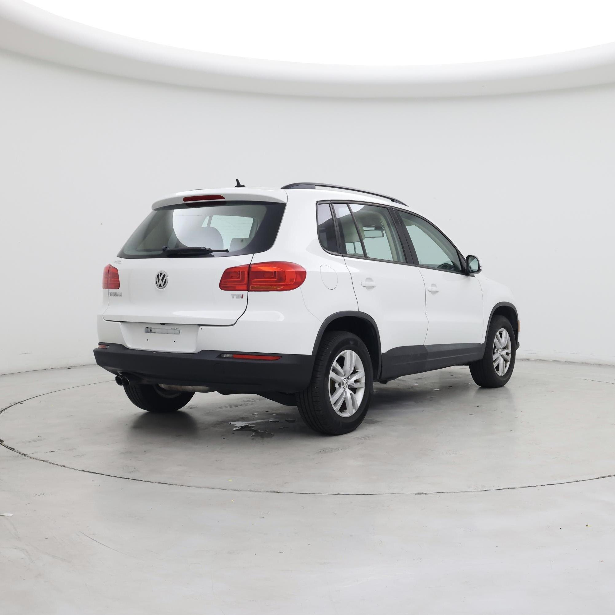 Thumbnail: 2016 Volkswagen Tiguan - 8