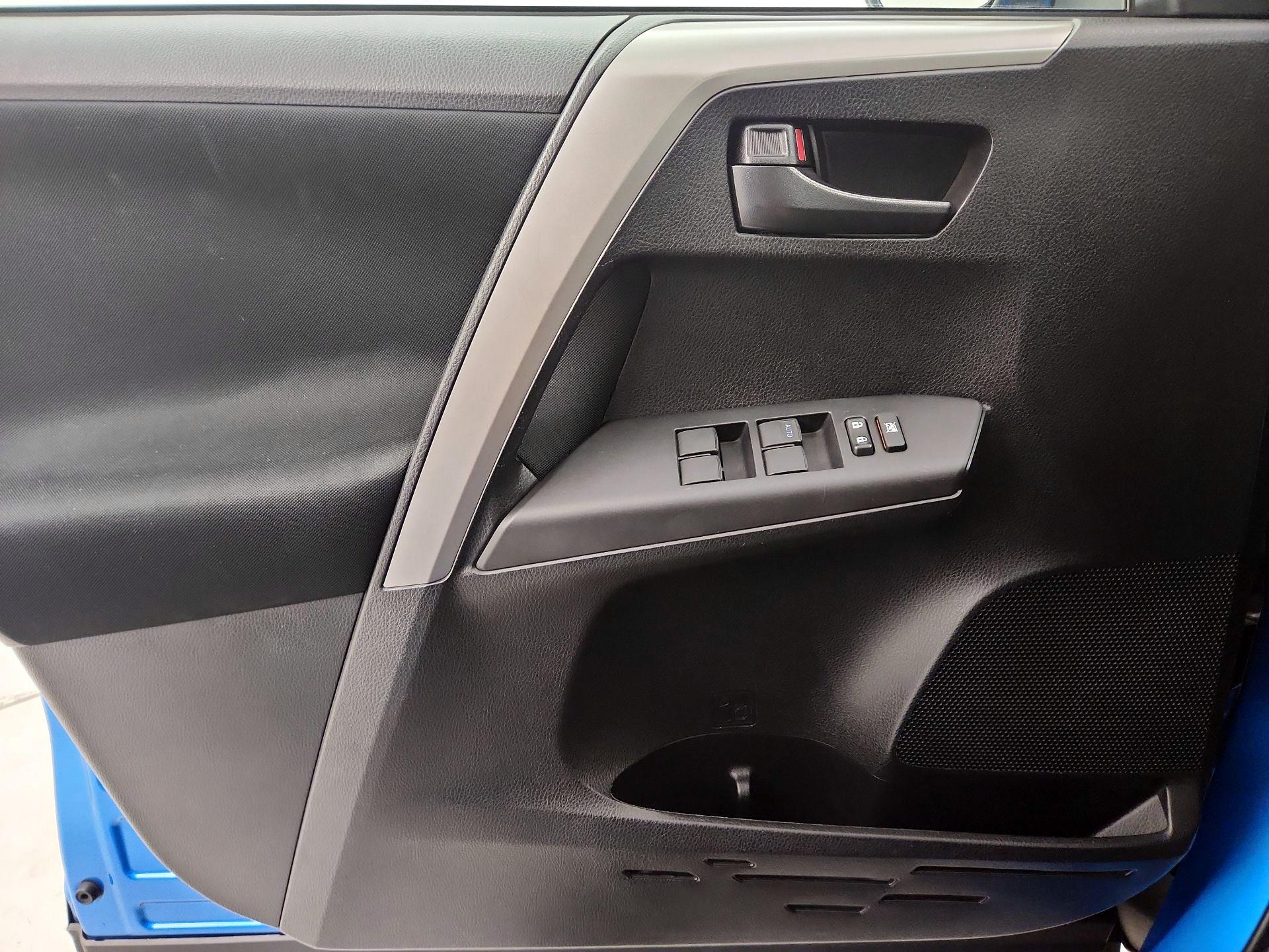 Thumbnail: 2016 Toyota RAV4 - 12