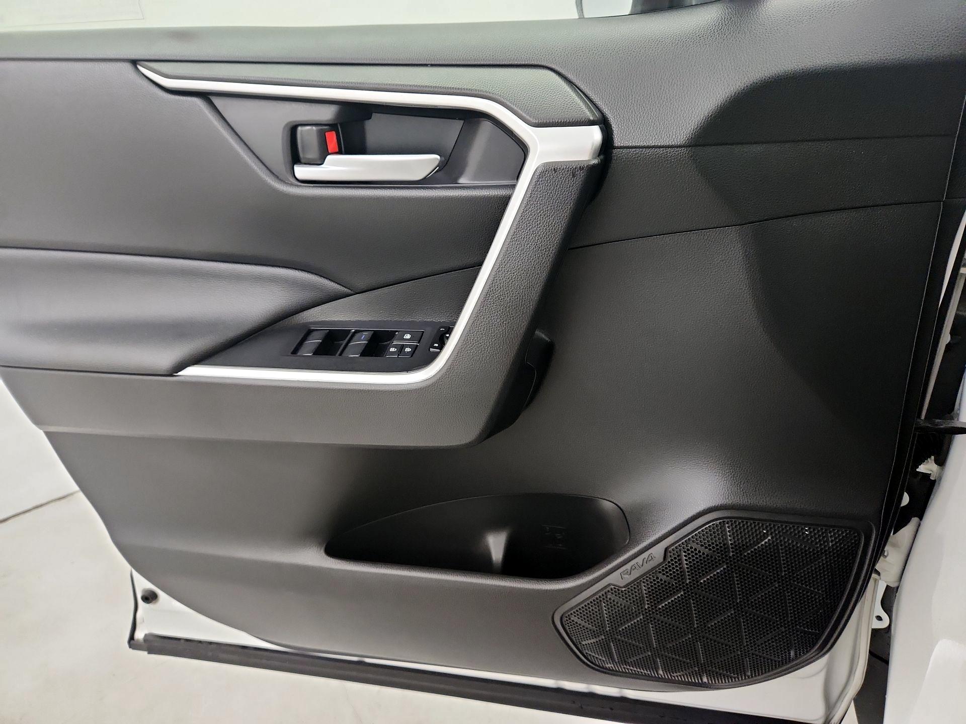 Thumbnail: 2020 Toyota RAV4 - 12
