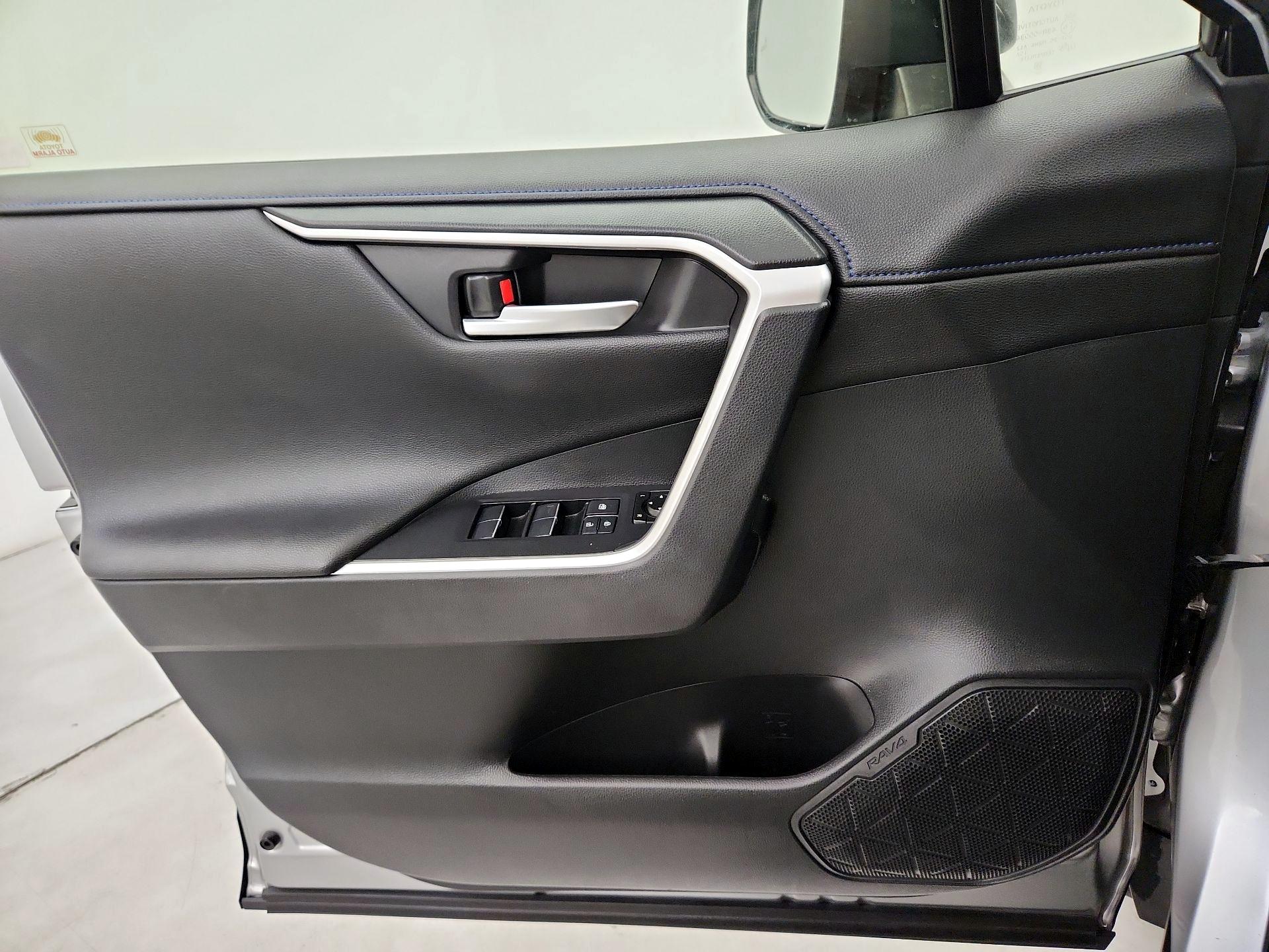 Thumbnail: 2020 Toyota RAV4 - 12