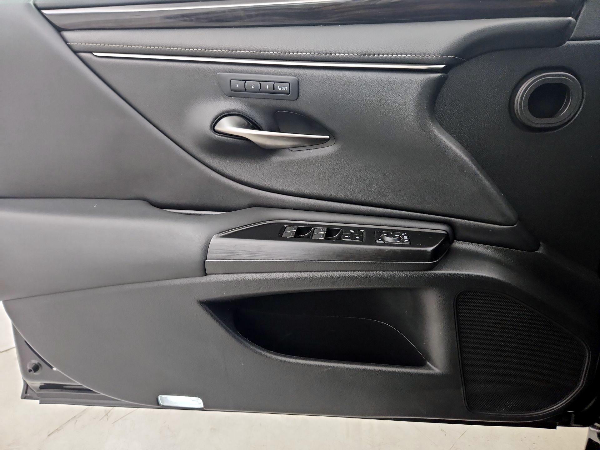 Thumbnail: 2021 Lexus ES - 12