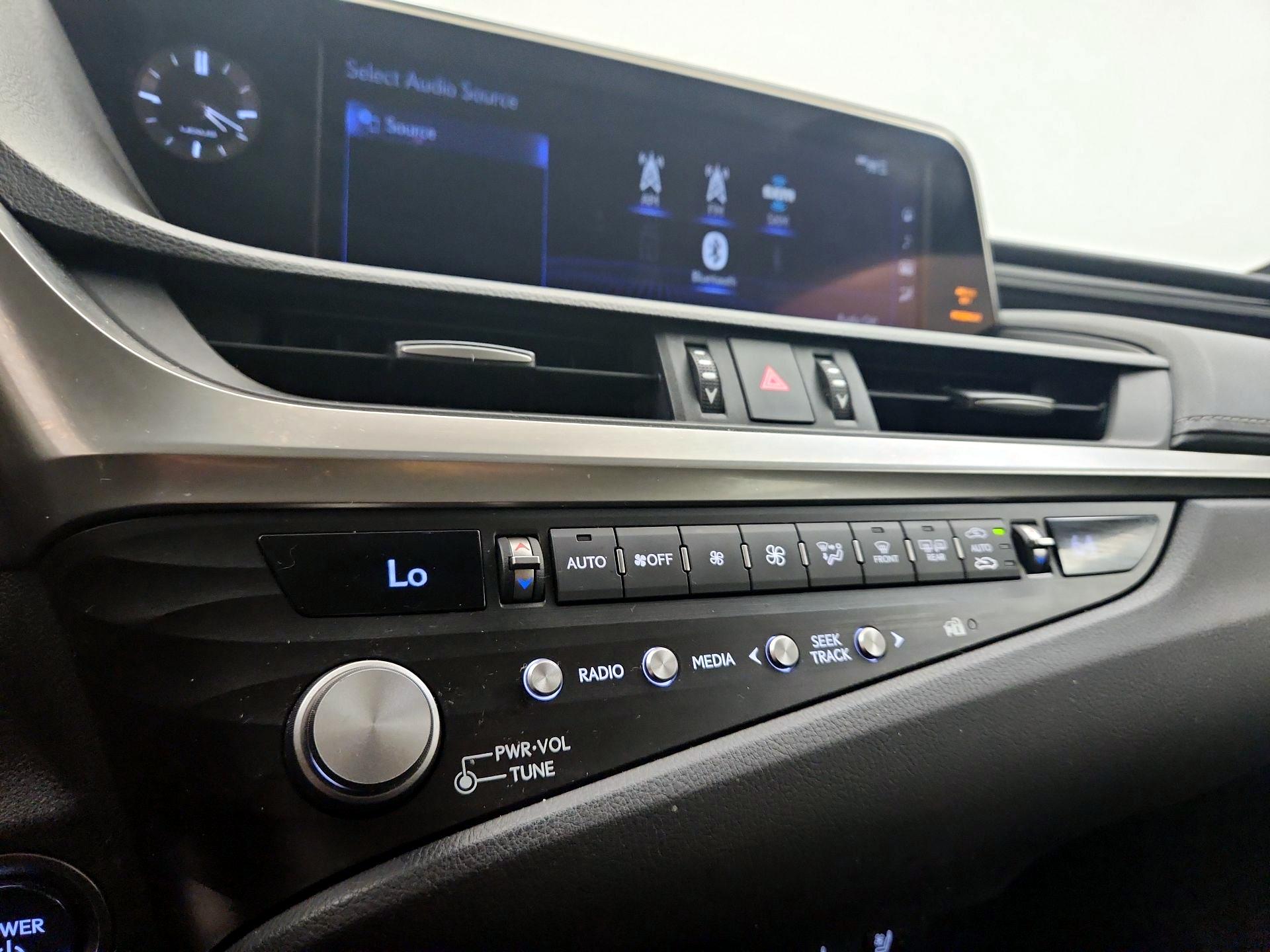 Thumbnail: 2021 Lexus ES - 16