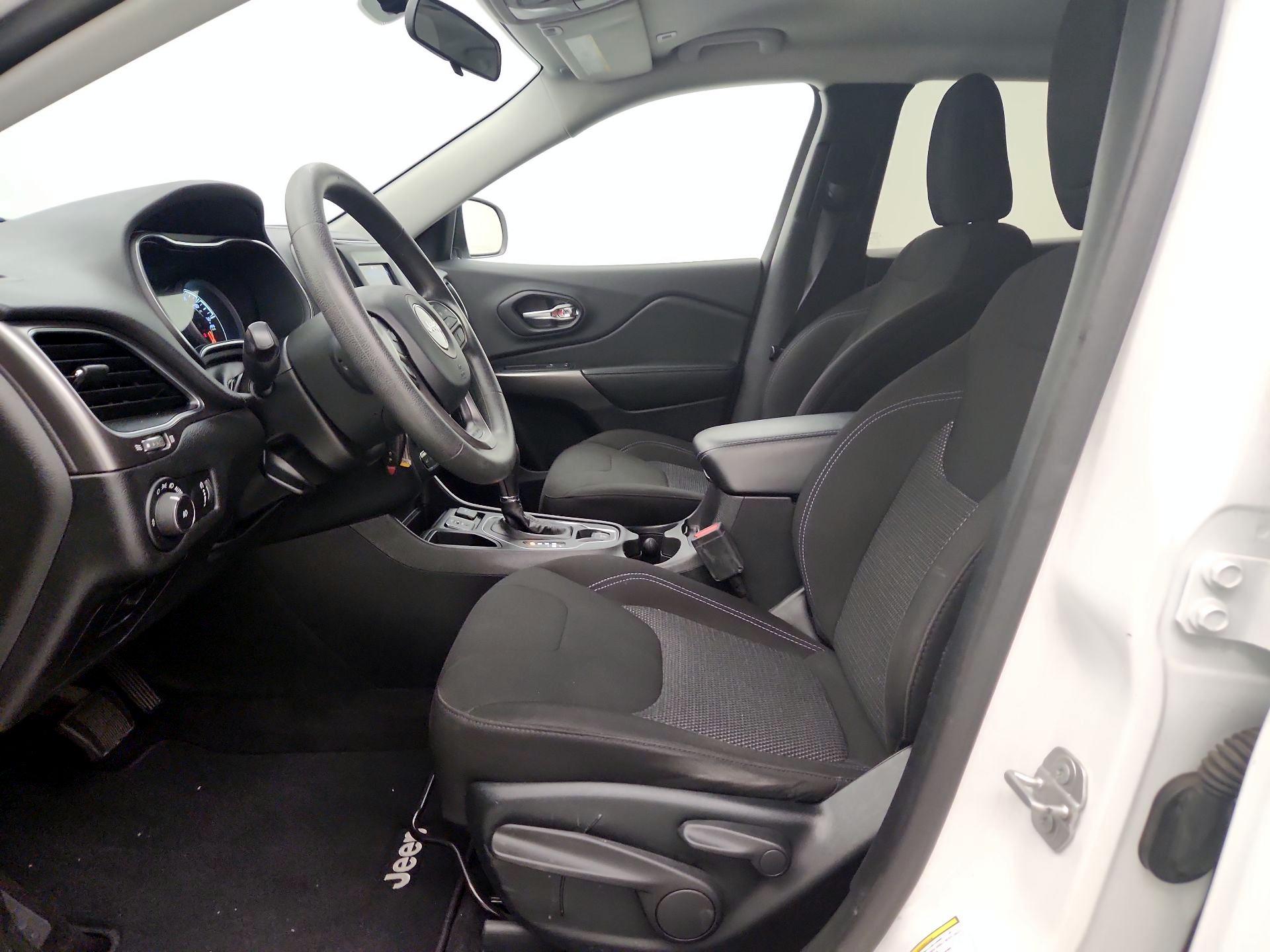Thumbnail: 2019 Jeep Cherokee - 11