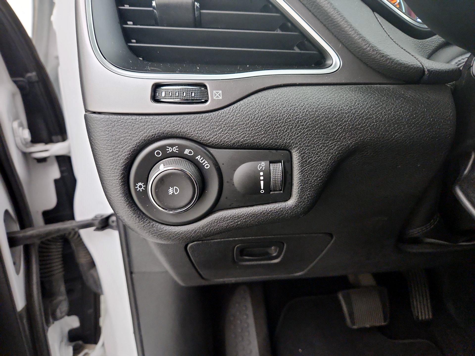 Thumbnail: 2019 Jeep Cherokee - 13