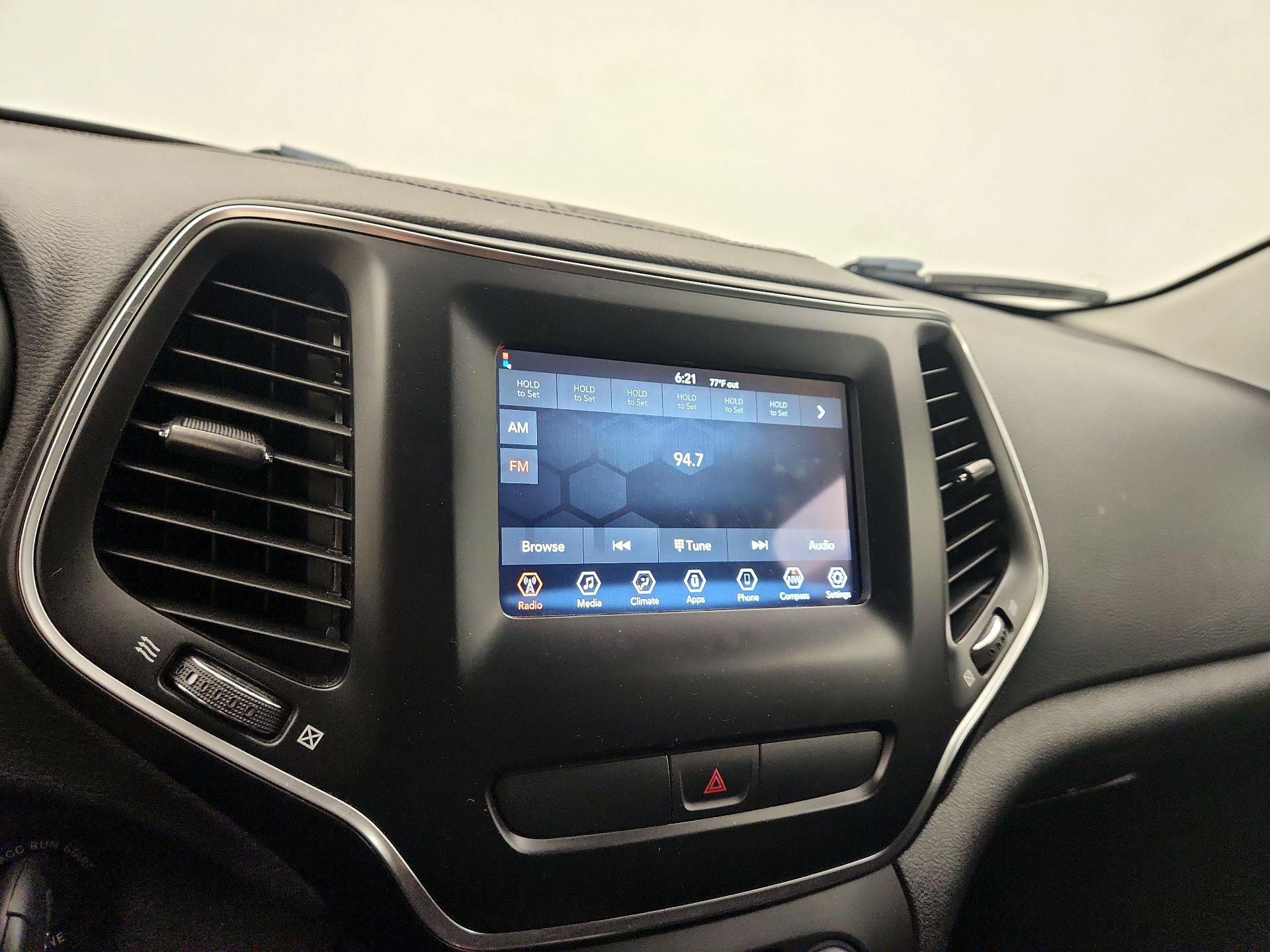Thumbnail: 2019 Jeep Cherokee - 15