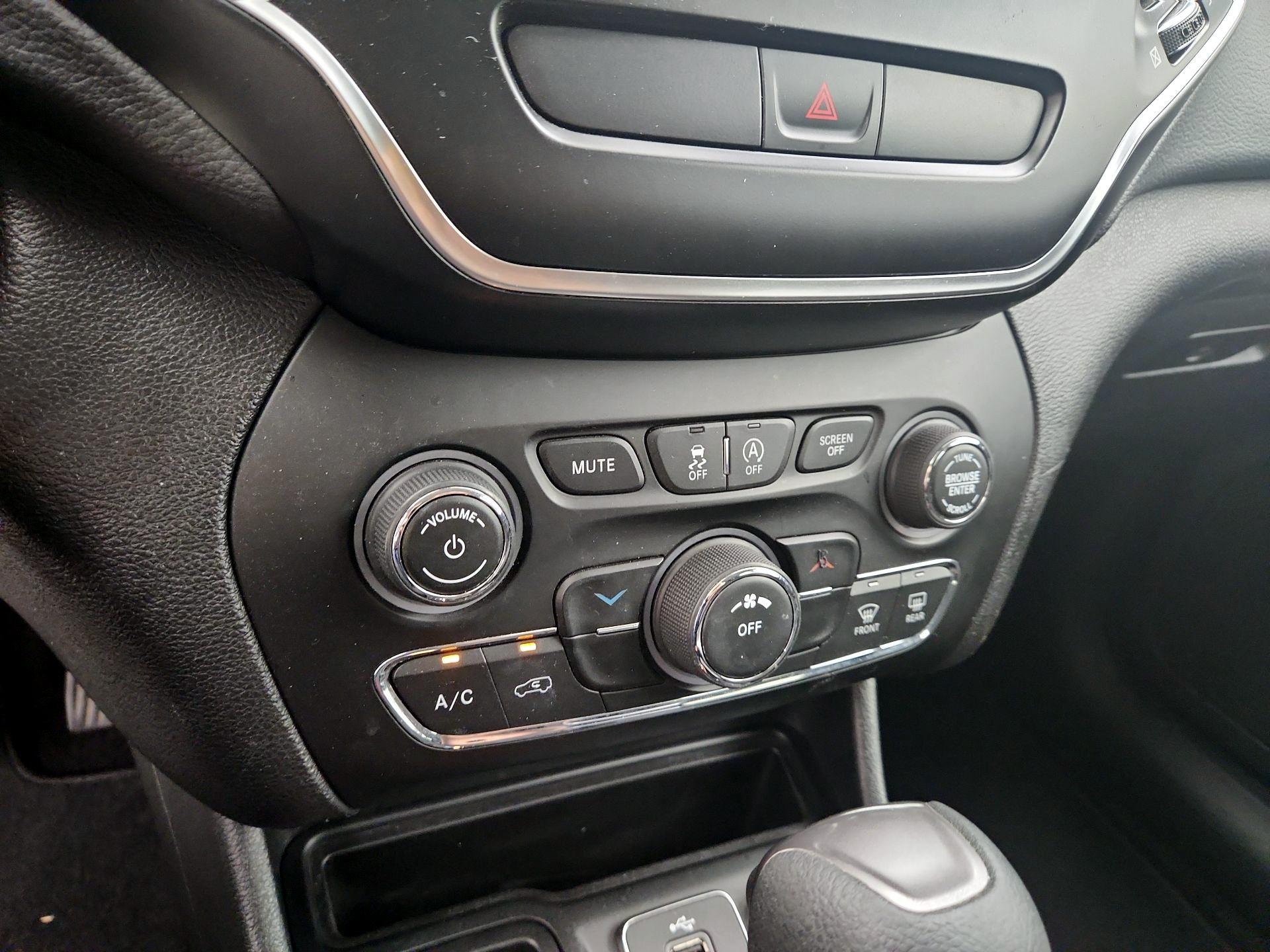 Thumbnail: 2019 Jeep Cherokee - 16