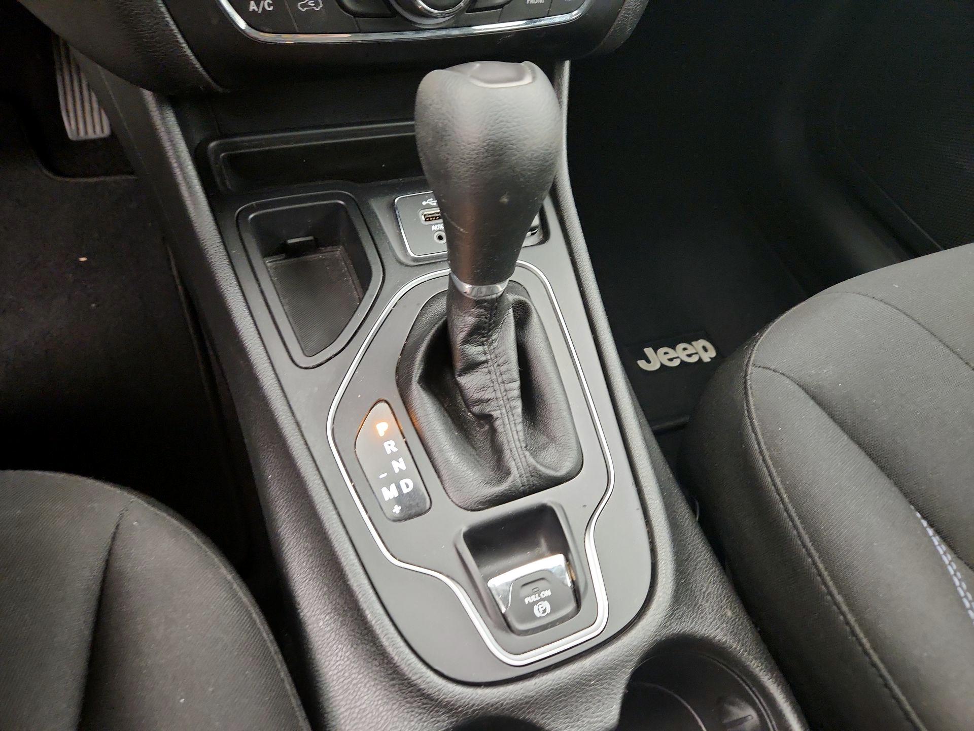 Thumbnail: 2019 Jeep Cherokee - 17
