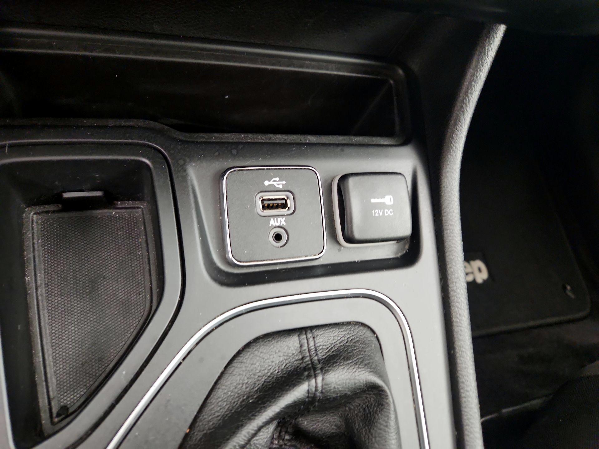 Thumbnail: 2019 Jeep Cherokee - 18