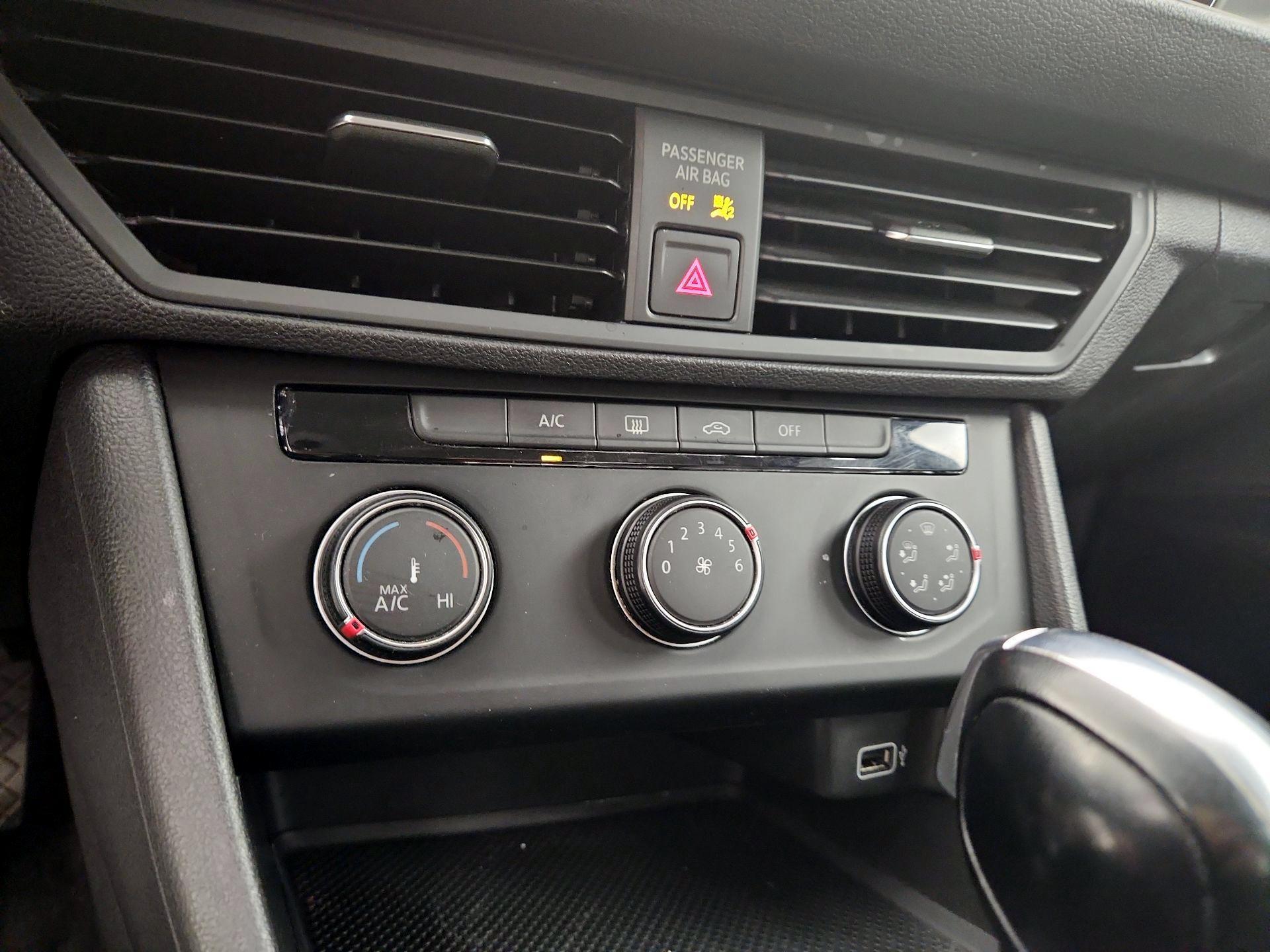 Thumbnail: 2019 Volkswagen Jetta - 16