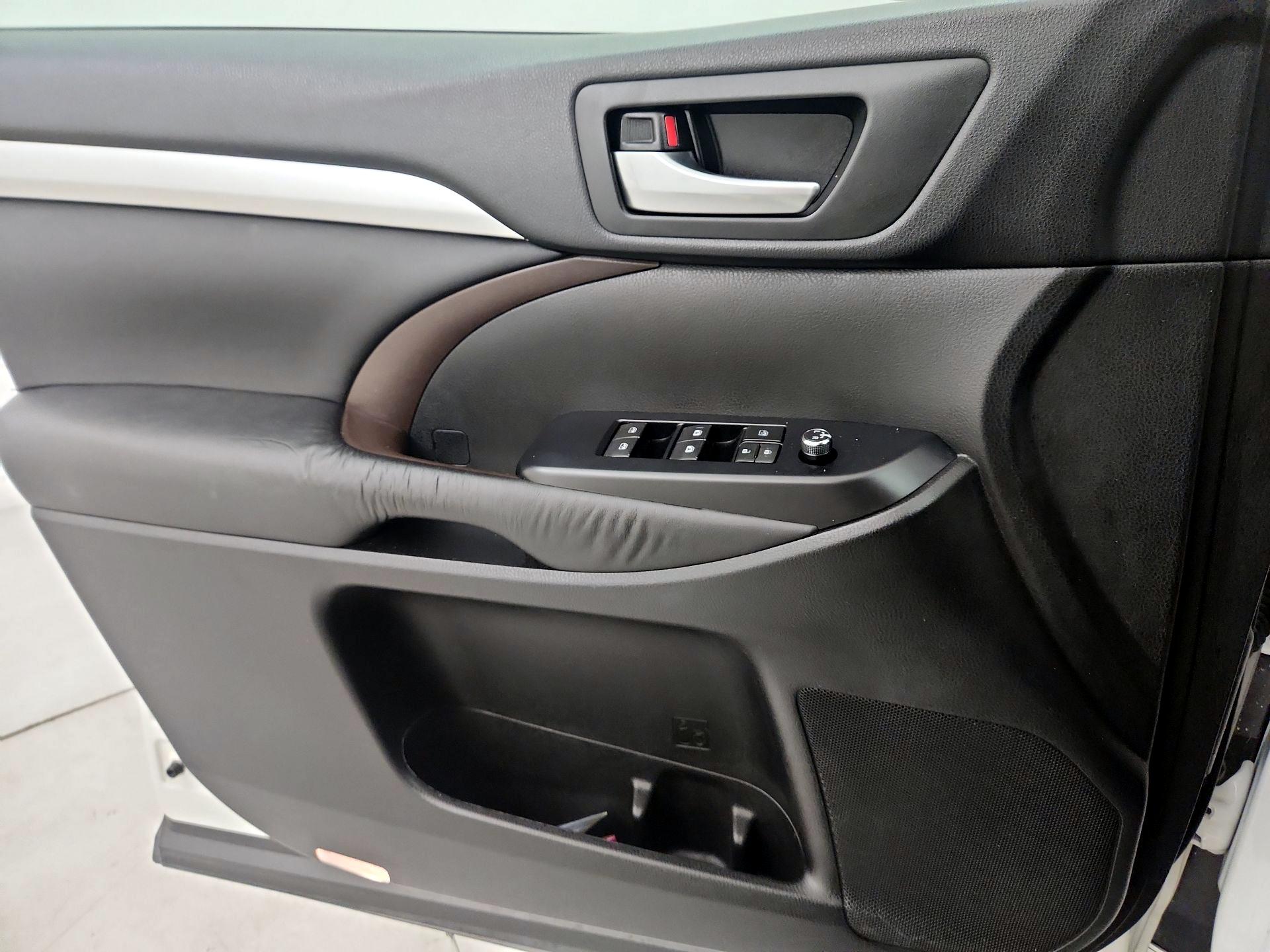 Thumbnail: 2016 Toyota Highlander - 12