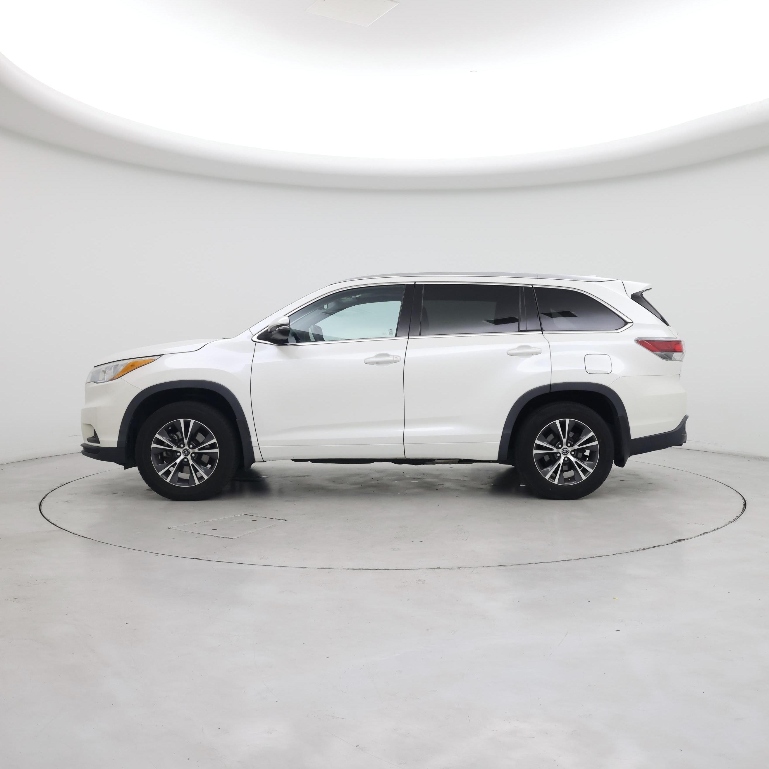 Thumbnail: 2016 Toyota Highlander - 3