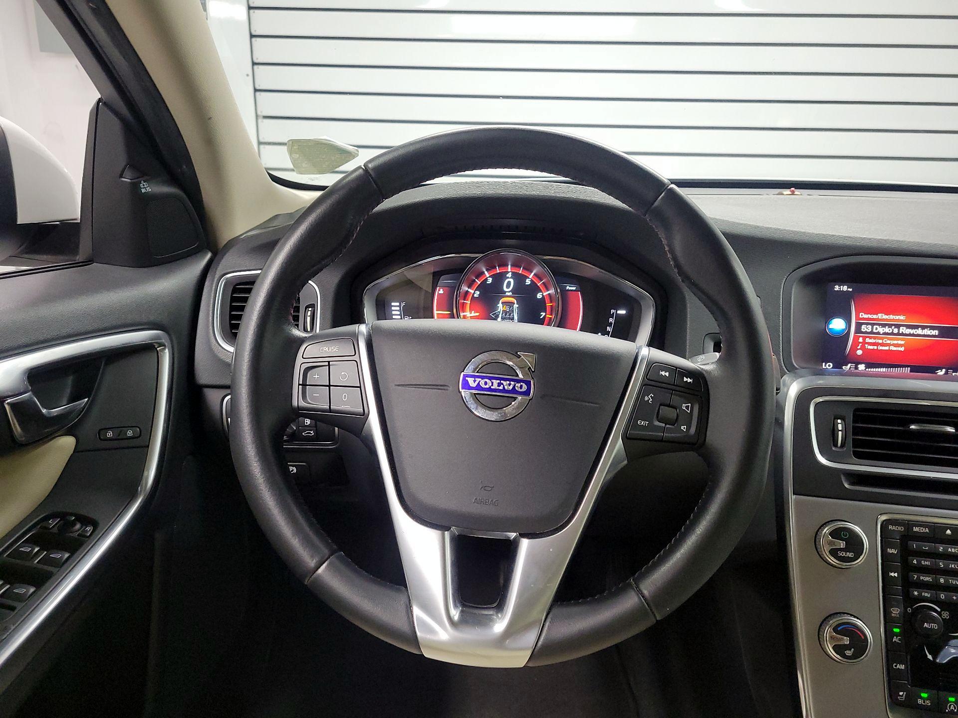 Thumbnail: 2017 Volvo S60 - 10