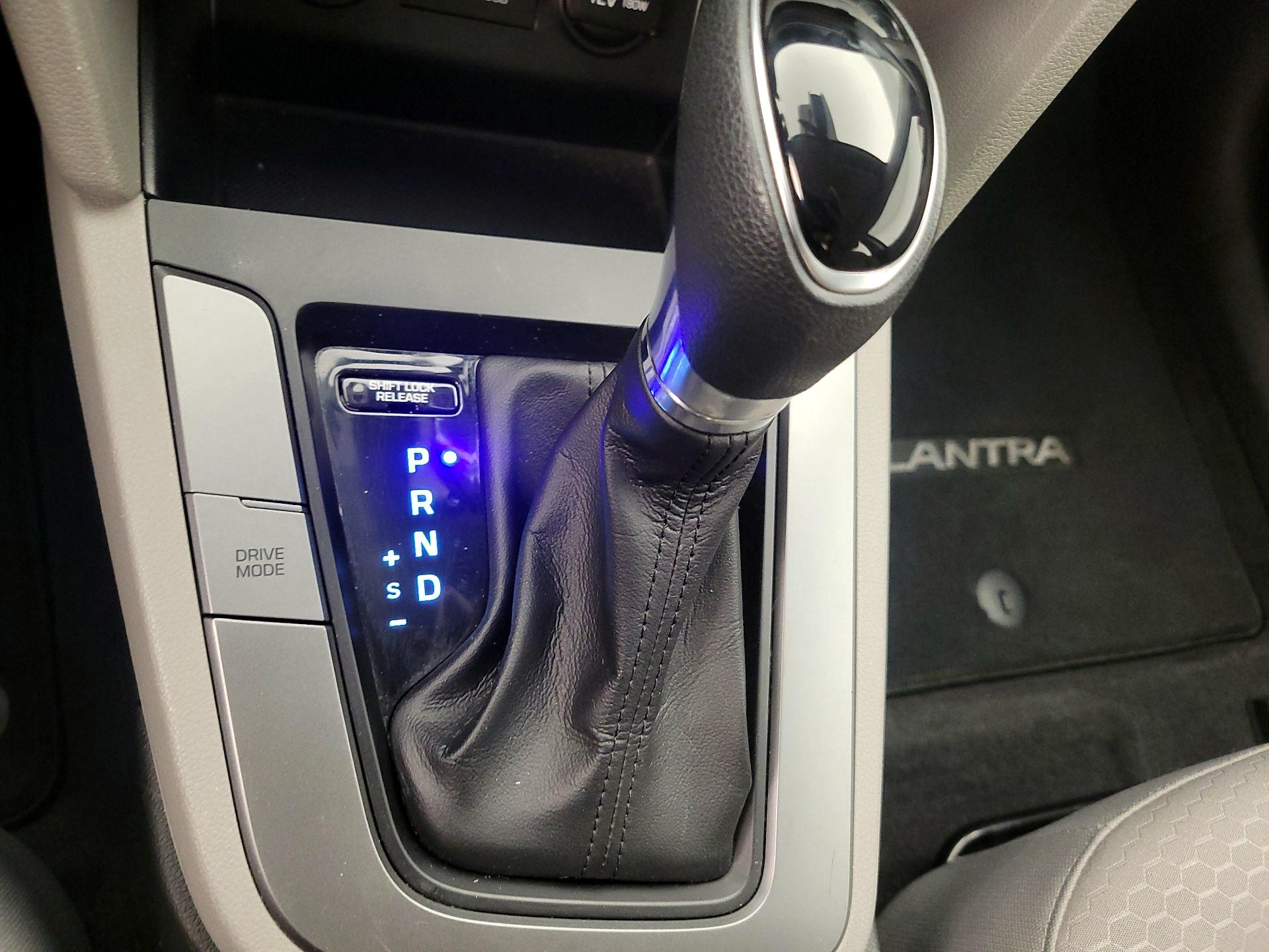 Thumbnail: 2020 Hyundai Elantra - 17