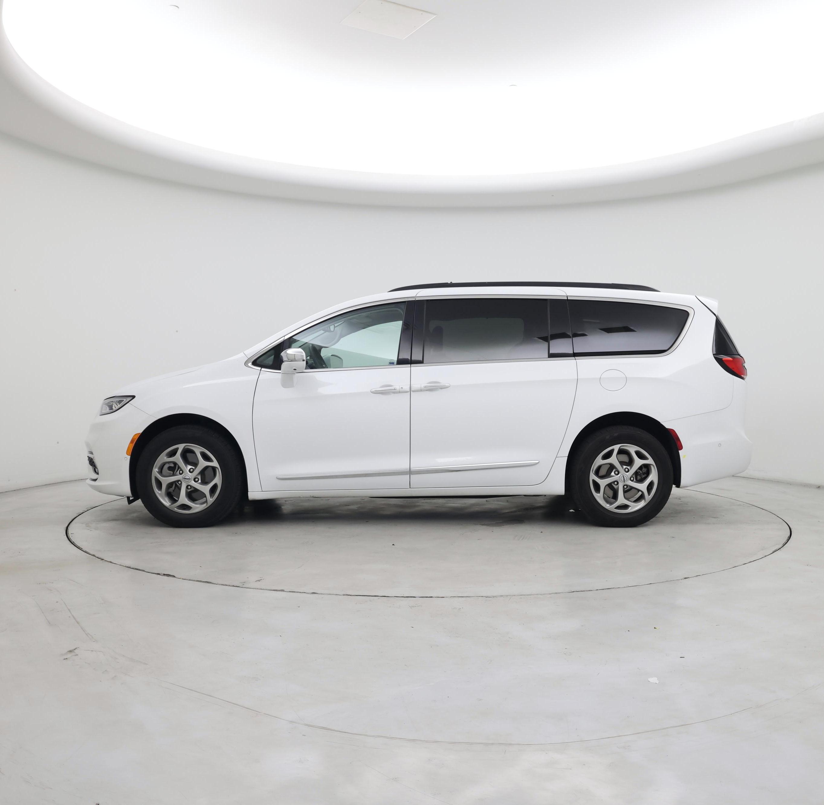 Thumbnail: 2022 Chrysler Pacifica - 3