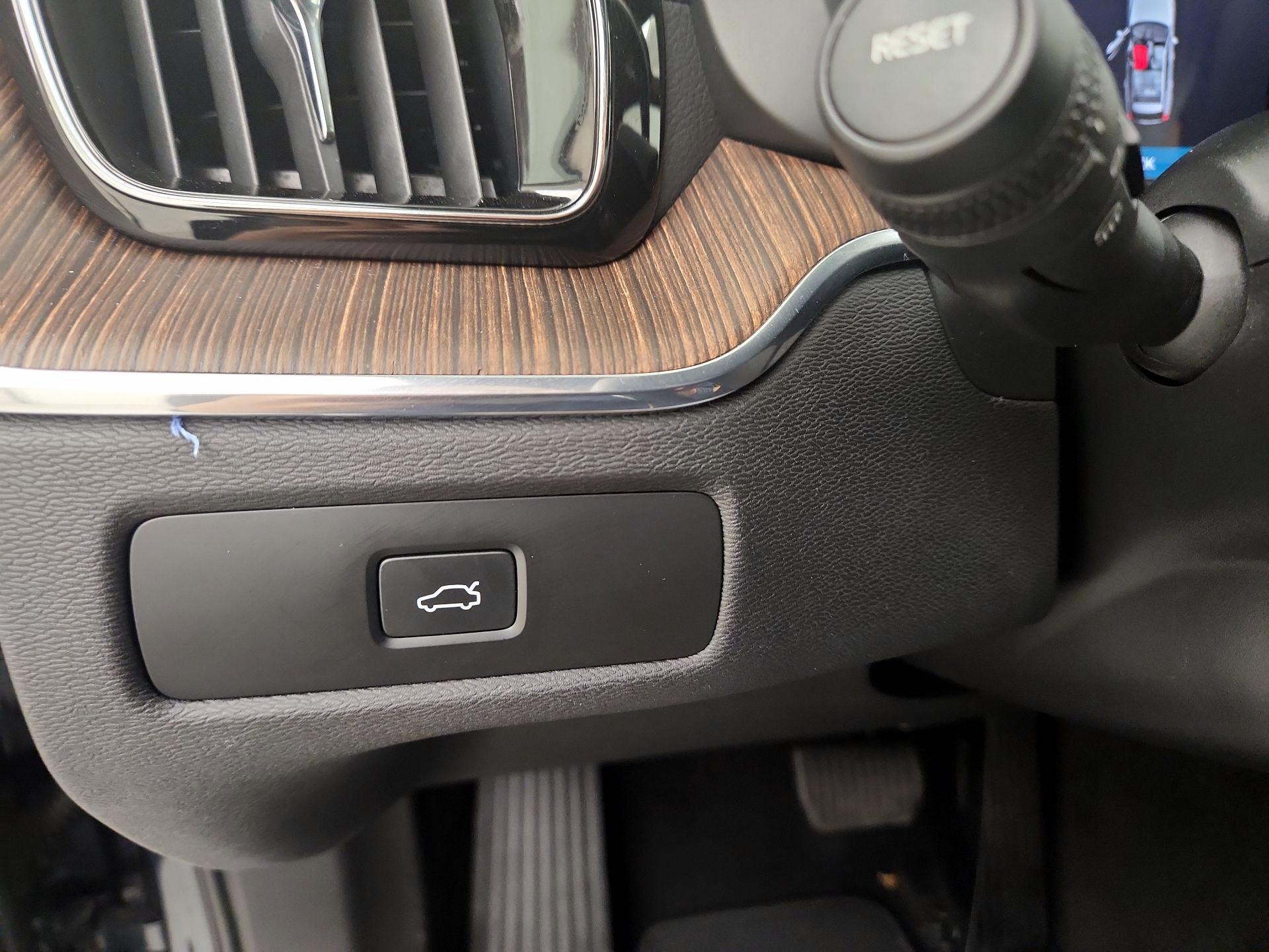 Thumbnail: 2023 Volvo XC60 - 13