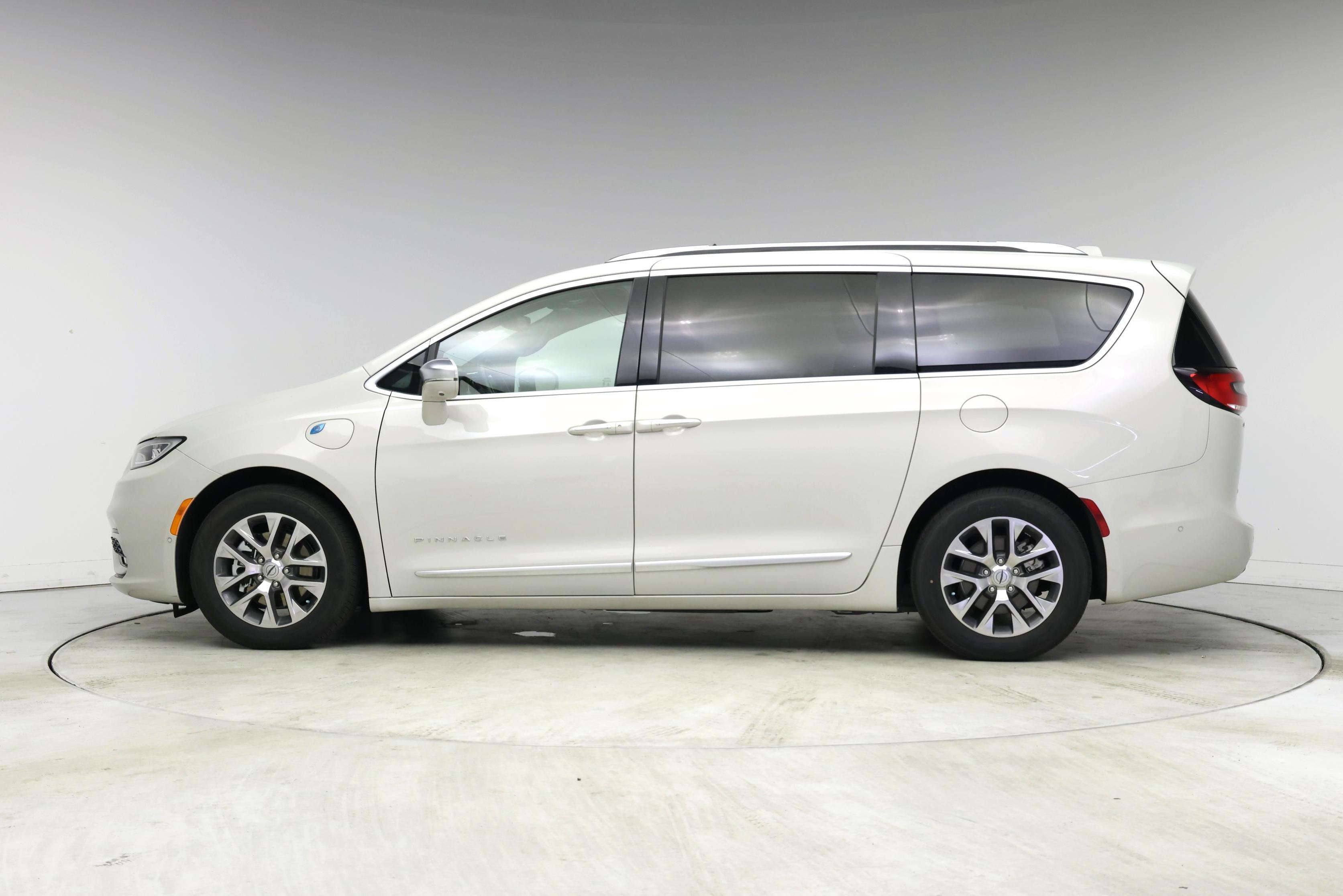 Thumbnail: 2021 Chrysler Pacifica - 3