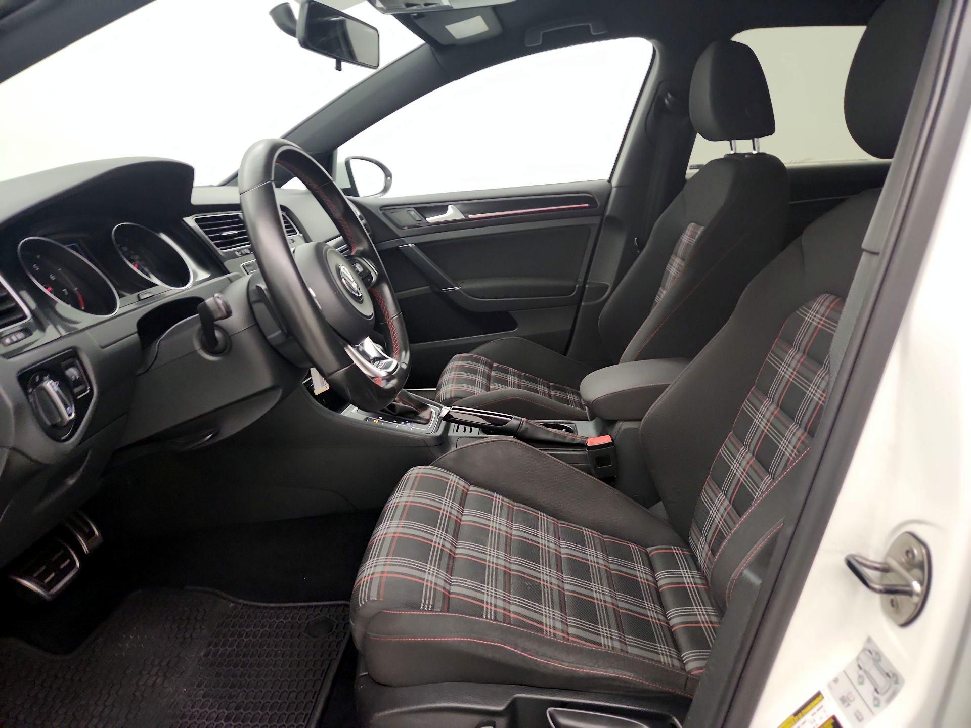 Thumbnail: 2016 Volkswagen Golf - 11