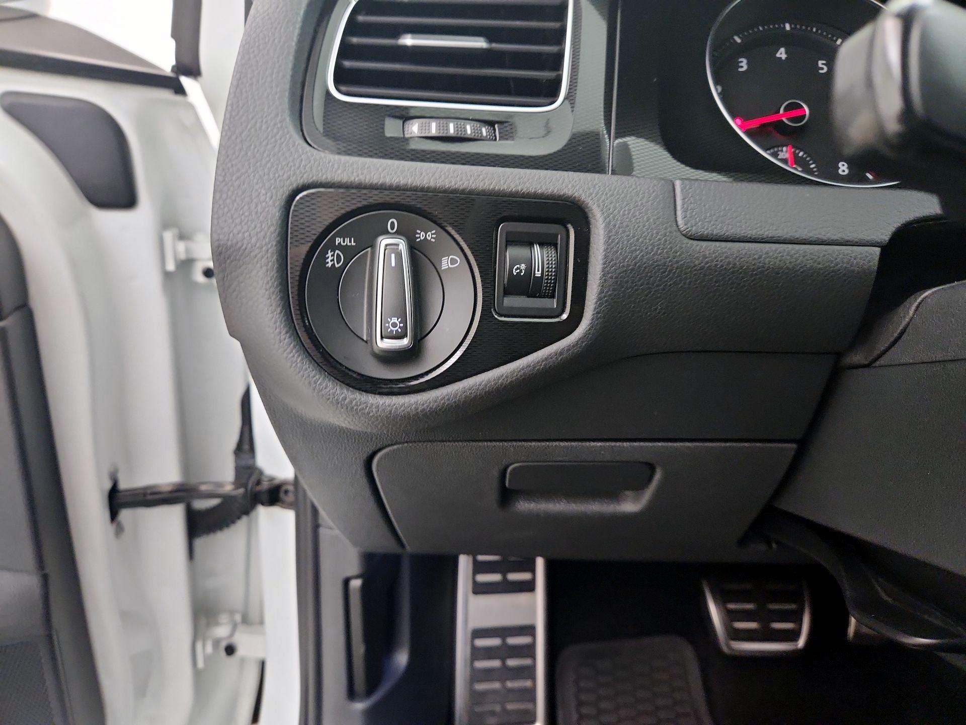 Thumbnail: 2016 Volkswagen Golf - 13