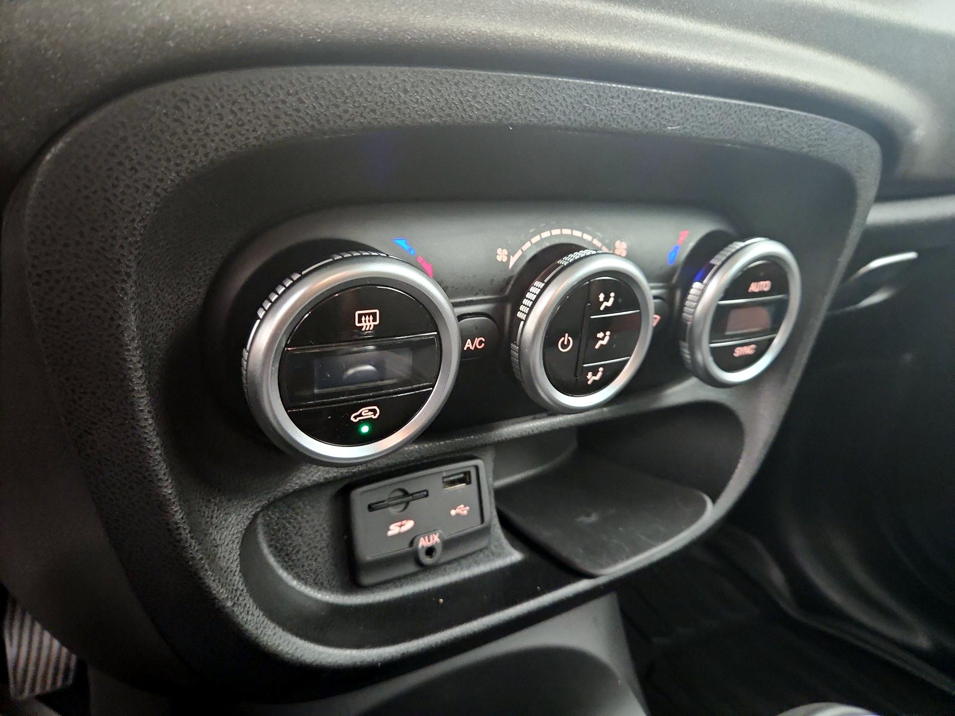 Thumbnail: 2015 Fiat 500L - 15