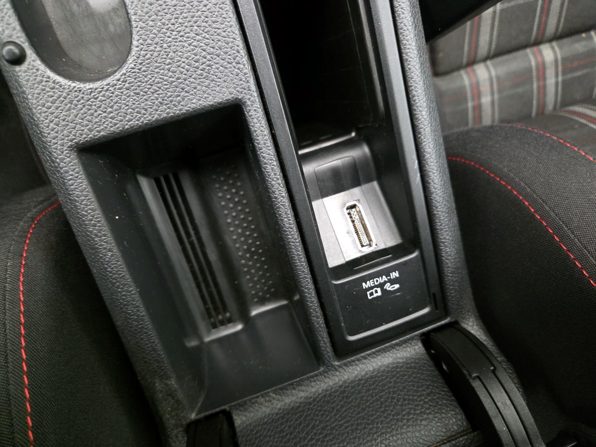 Thumbnail: 2014 Volkswagen Golf - 17