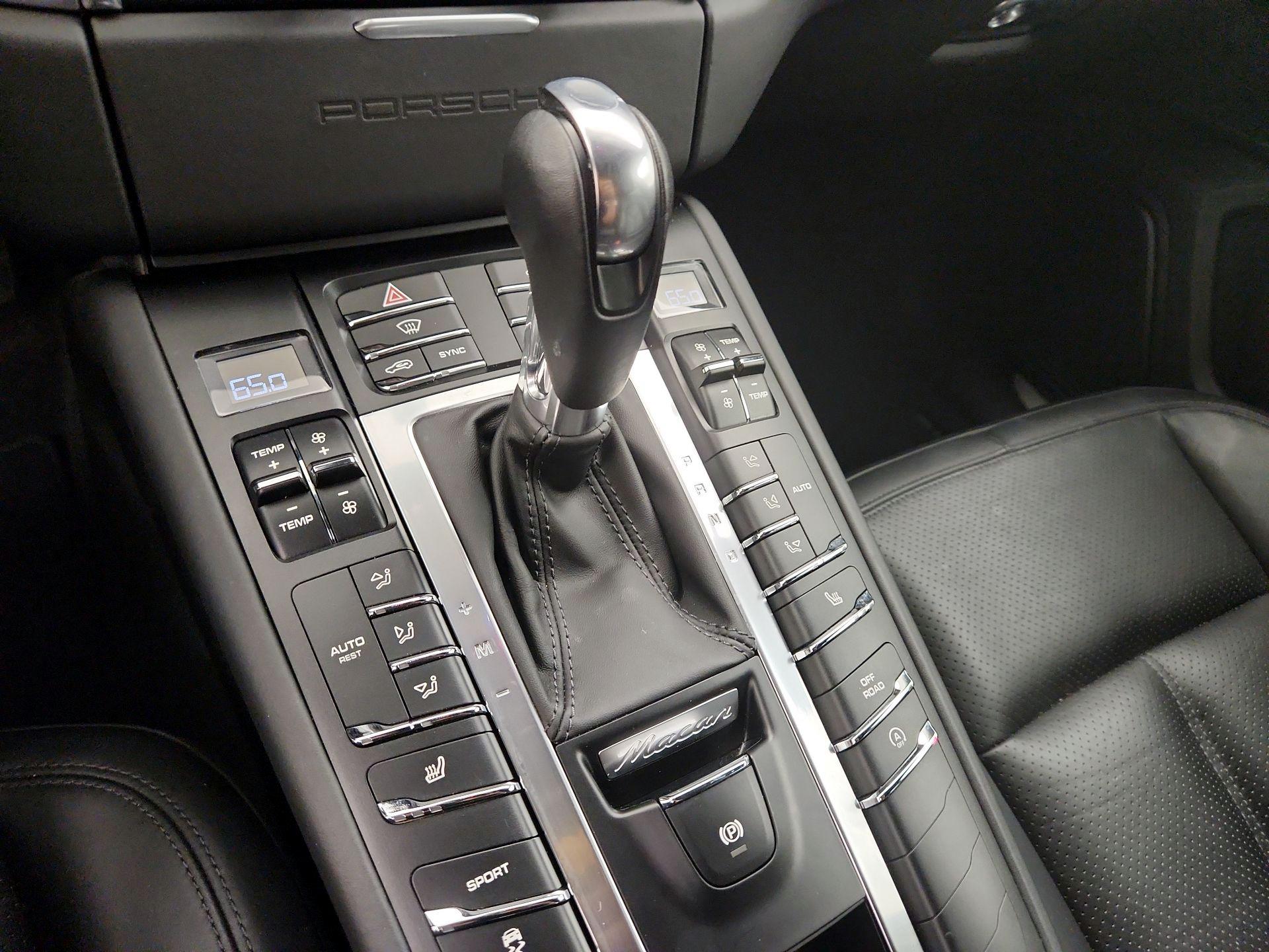 Thumbnail: 2015 Porsche Macan - 16
