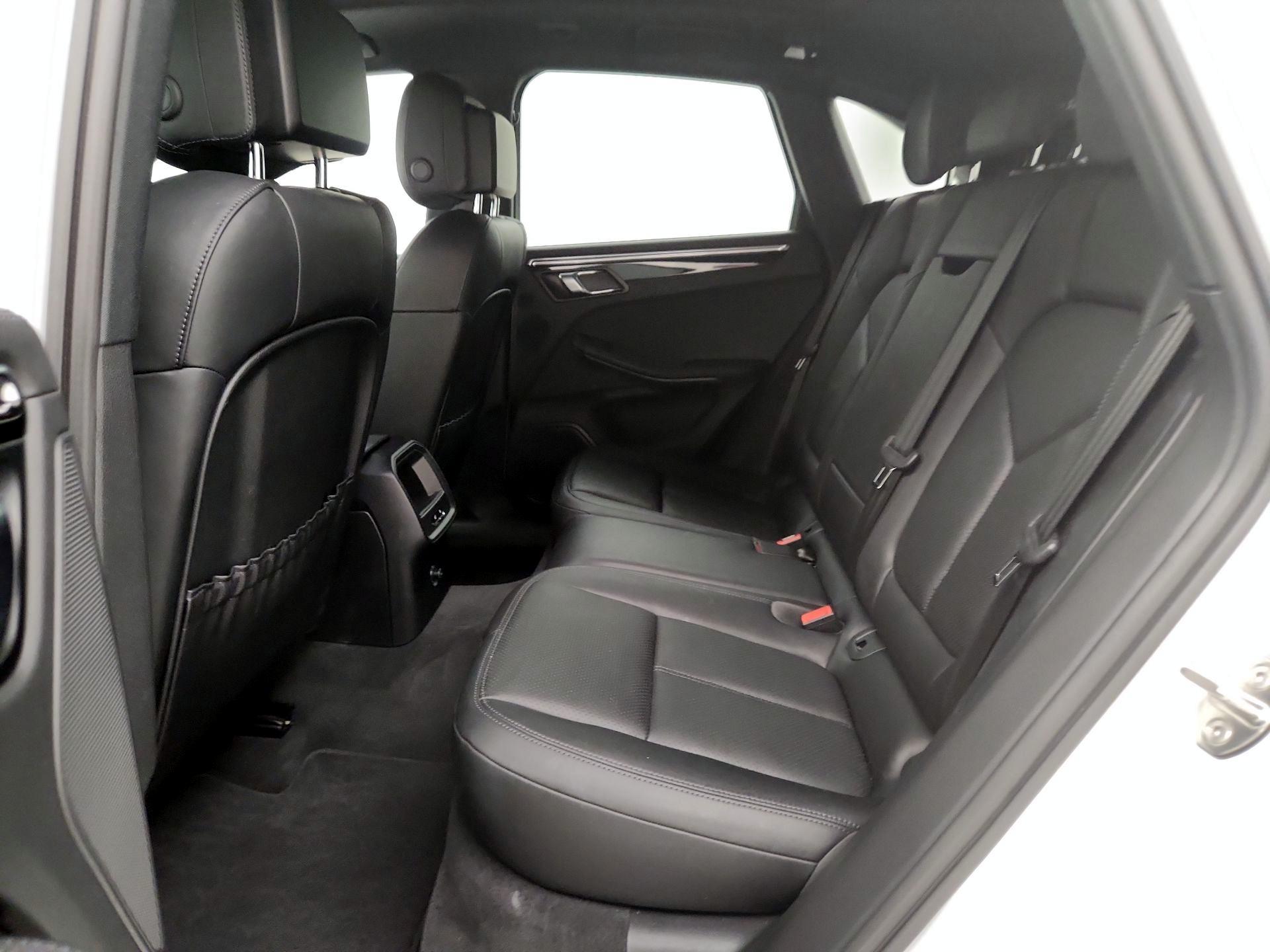 Thumbnail: 2015 Porsche Macan - 18