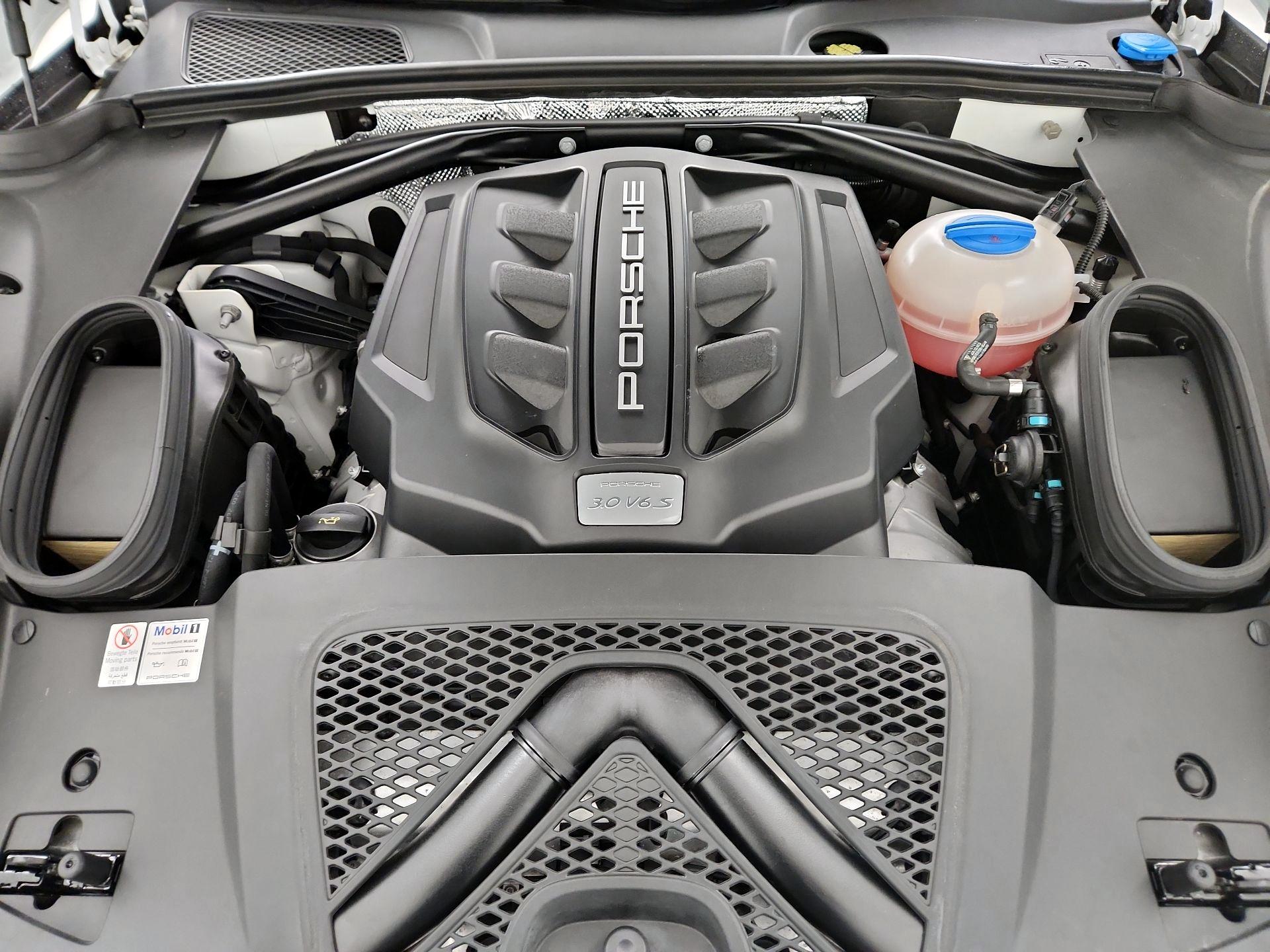Thumbnail: 2015 Porsche Macan - 20
