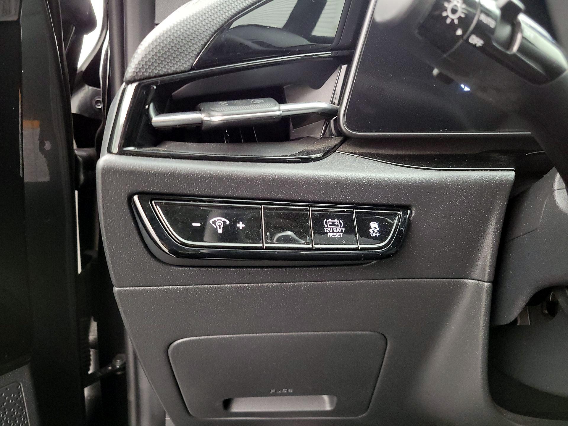 Thumbnail: 2023 Kia Niro - 13