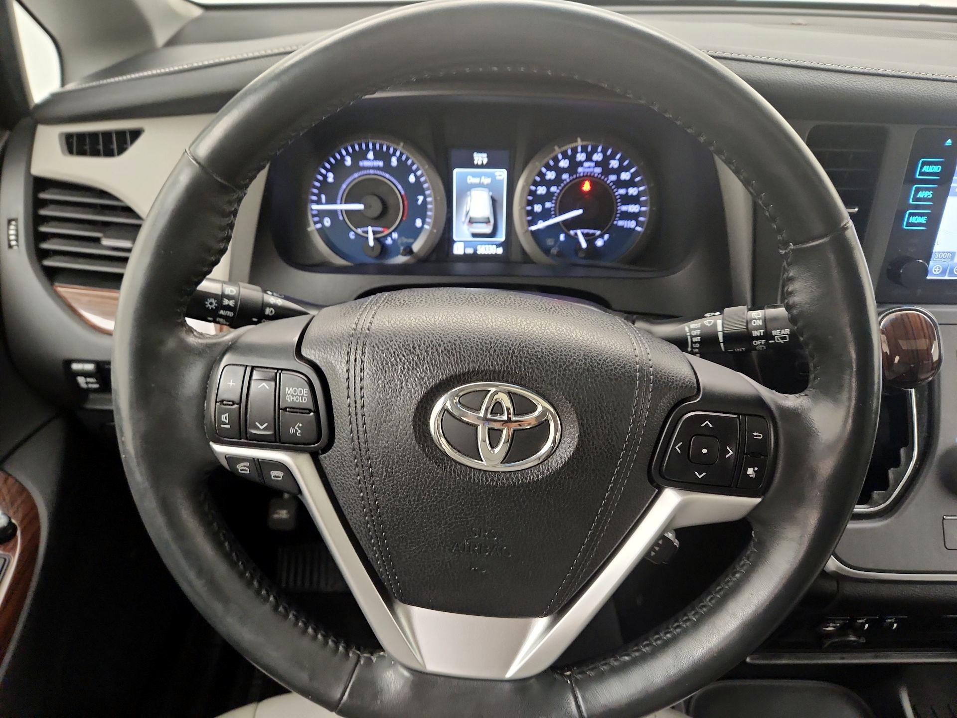 Thumbnail: 2016 Toyota Sienna - 10
