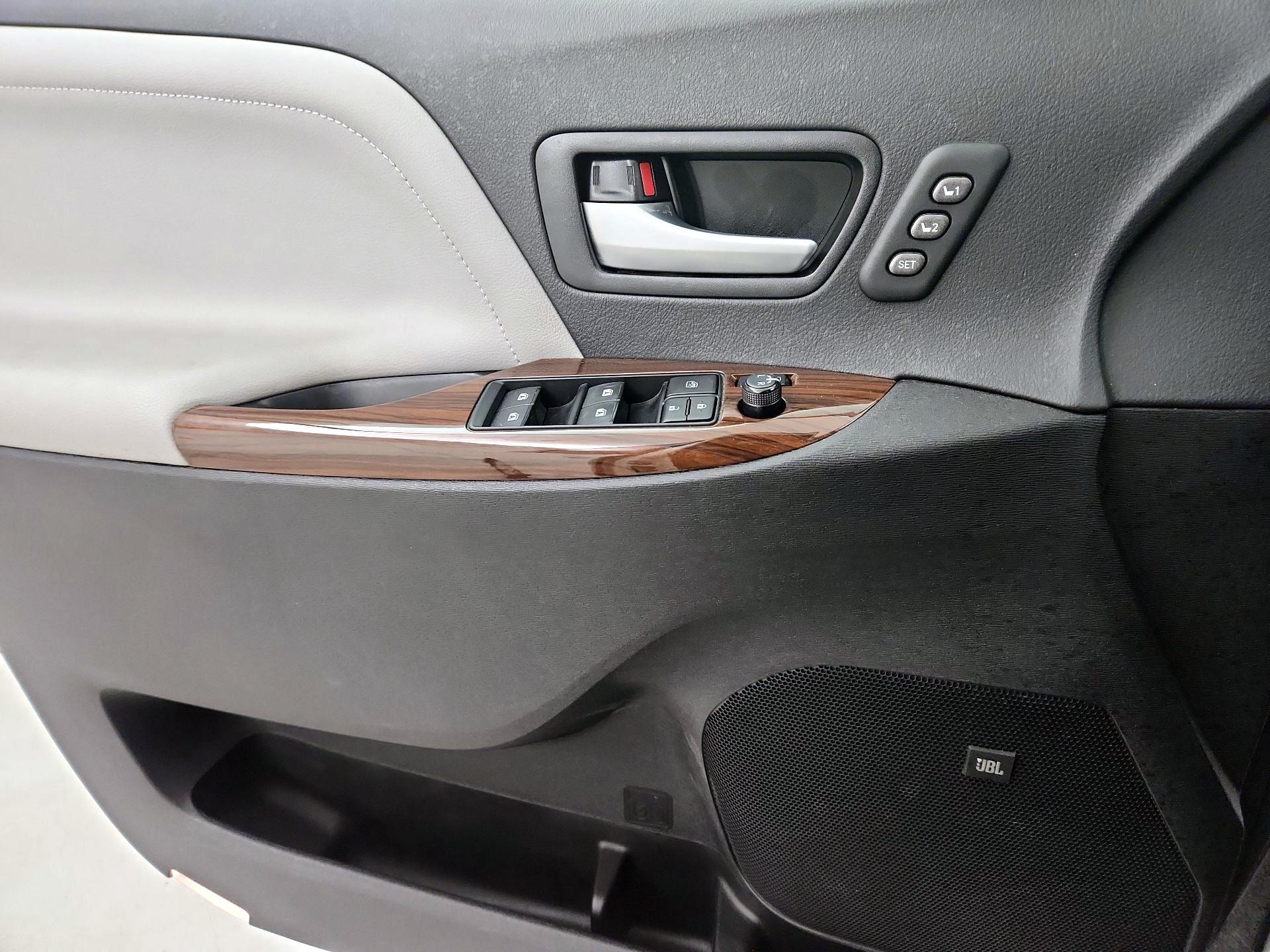 Thumbnail: 2016 Toyota Sienna - 12