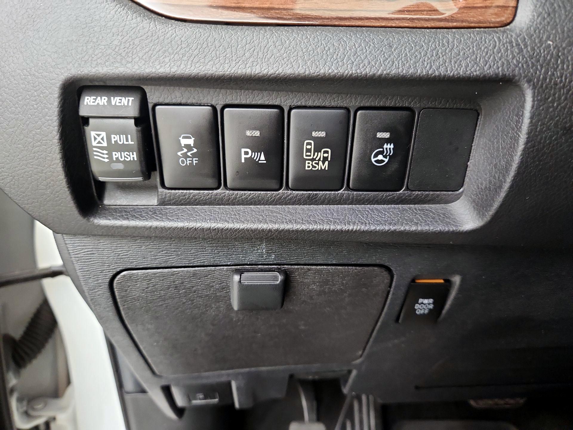 Thumbnail: 2016 Toyota Sienna - 13