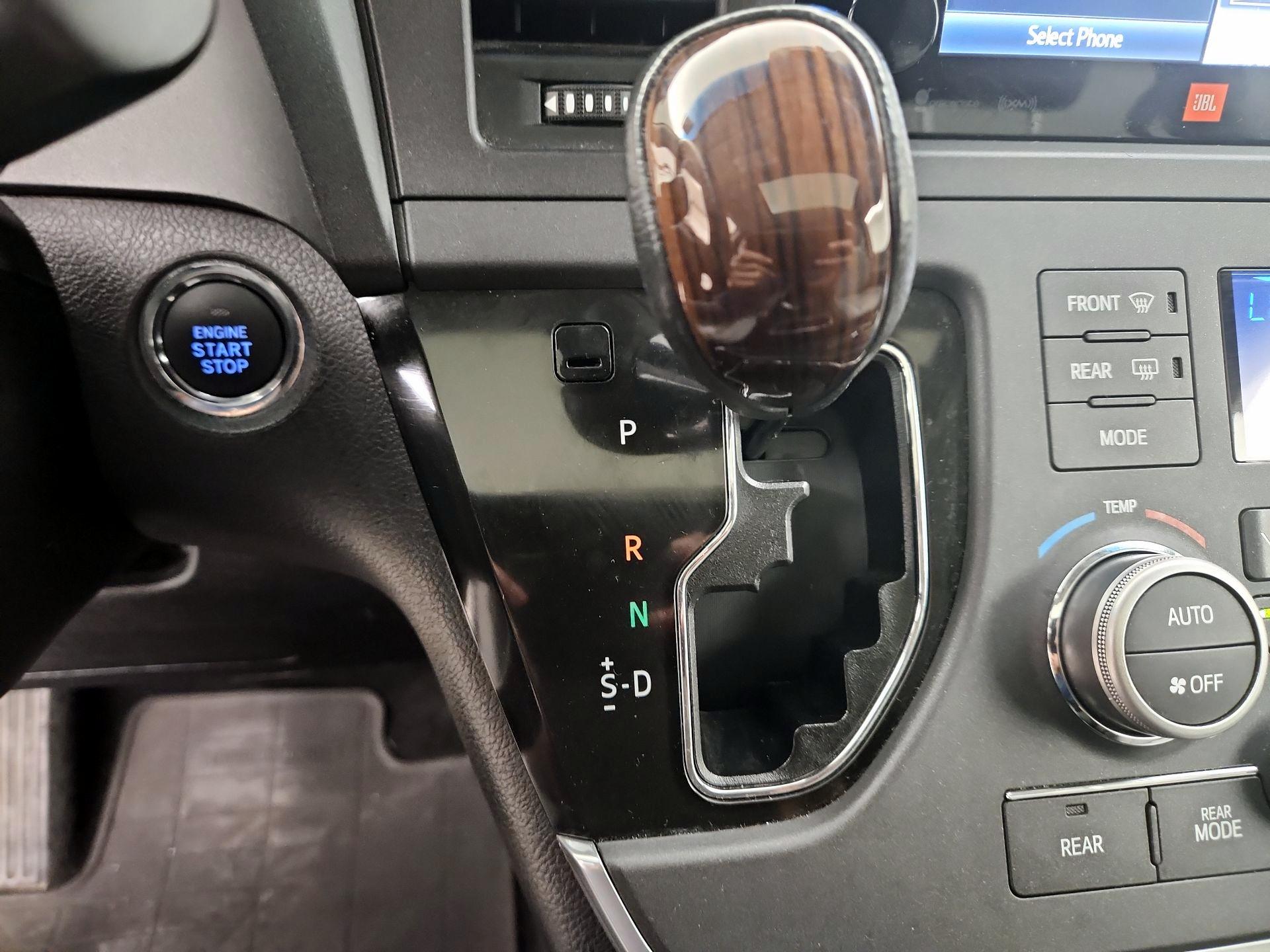 Thumbnail: 2016 Toyota Sienna - 18