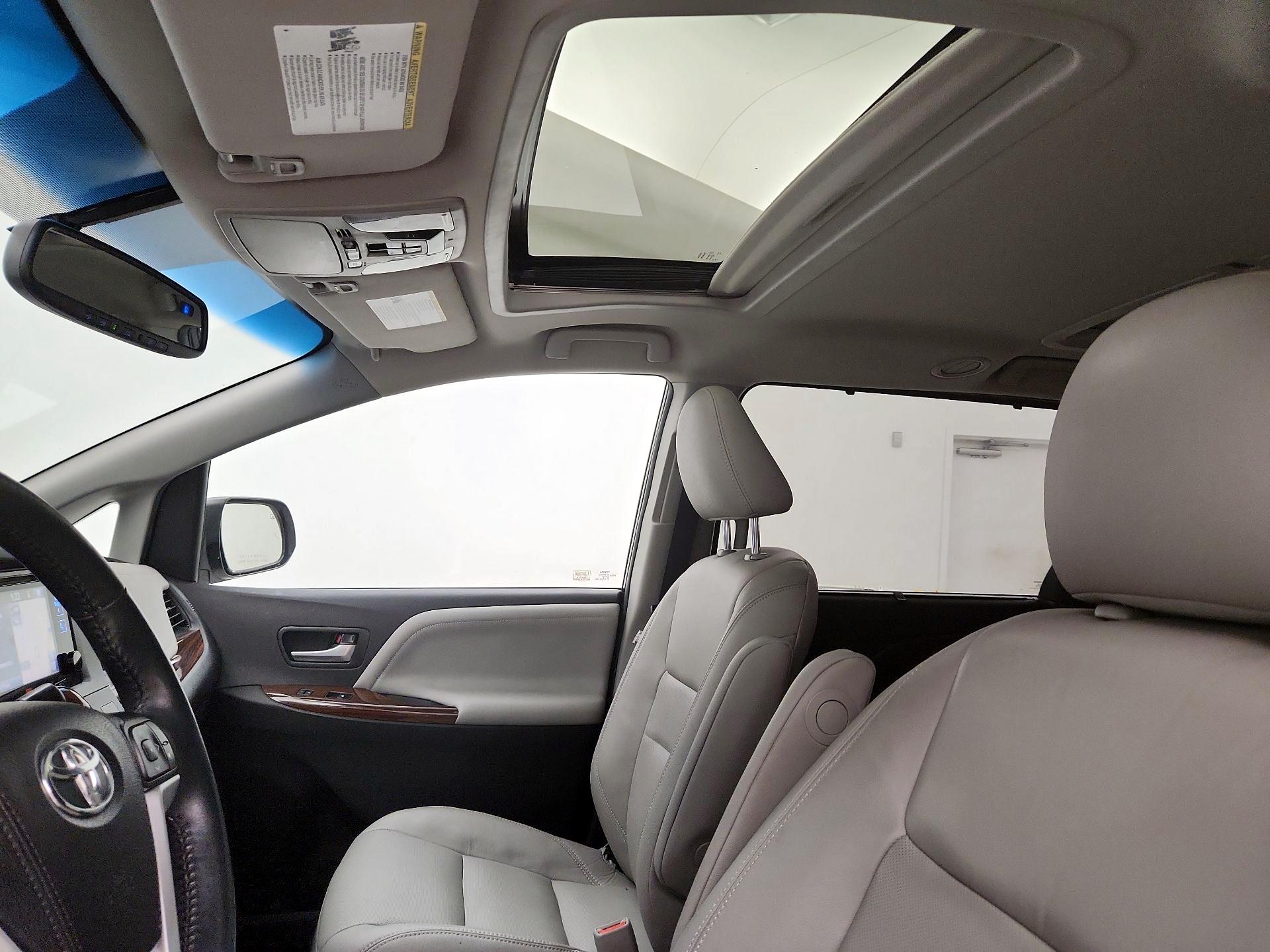 Thumbnail: 2016 Toyota Sienna - 19