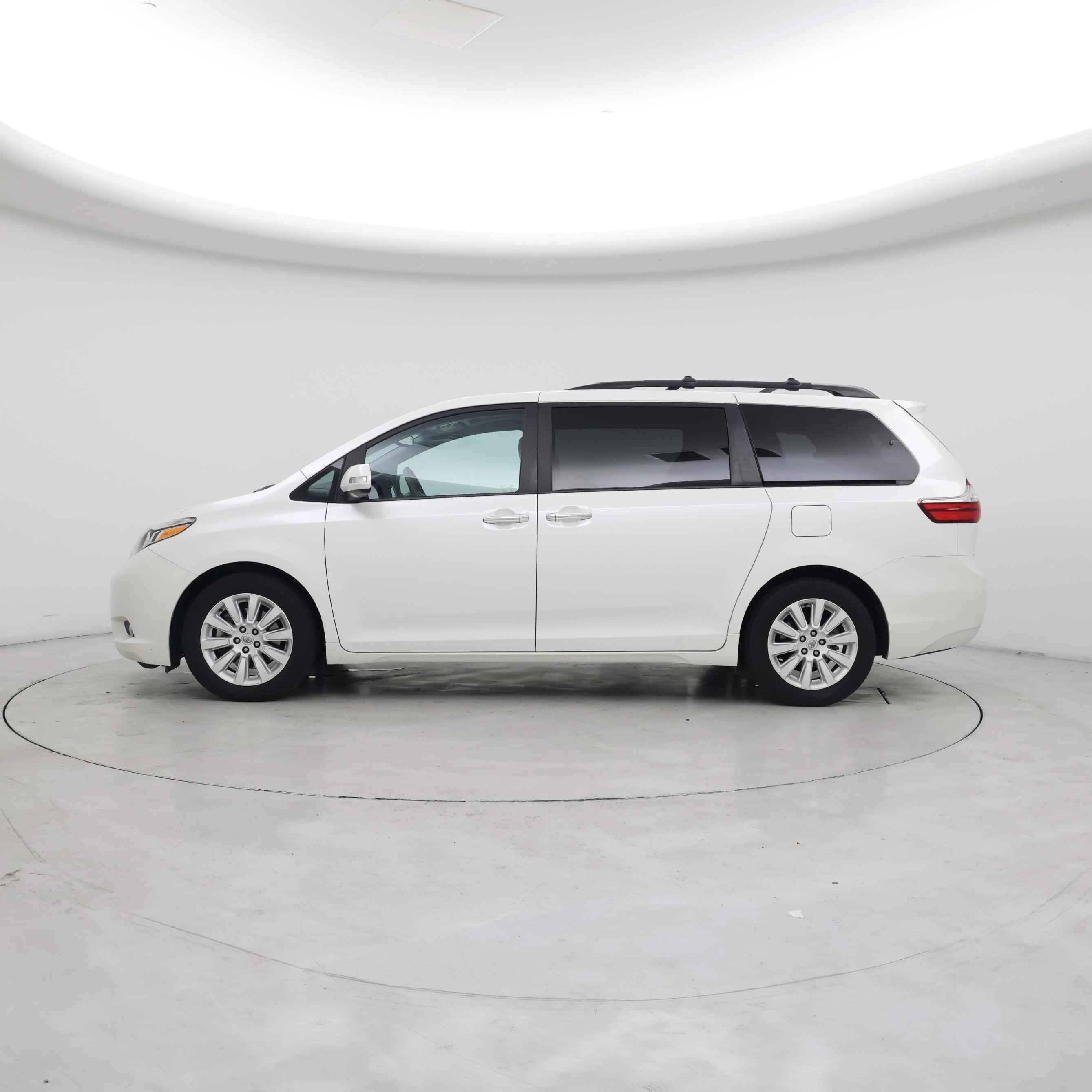 Thumbnail: 2016 Toyota Sienna - 3