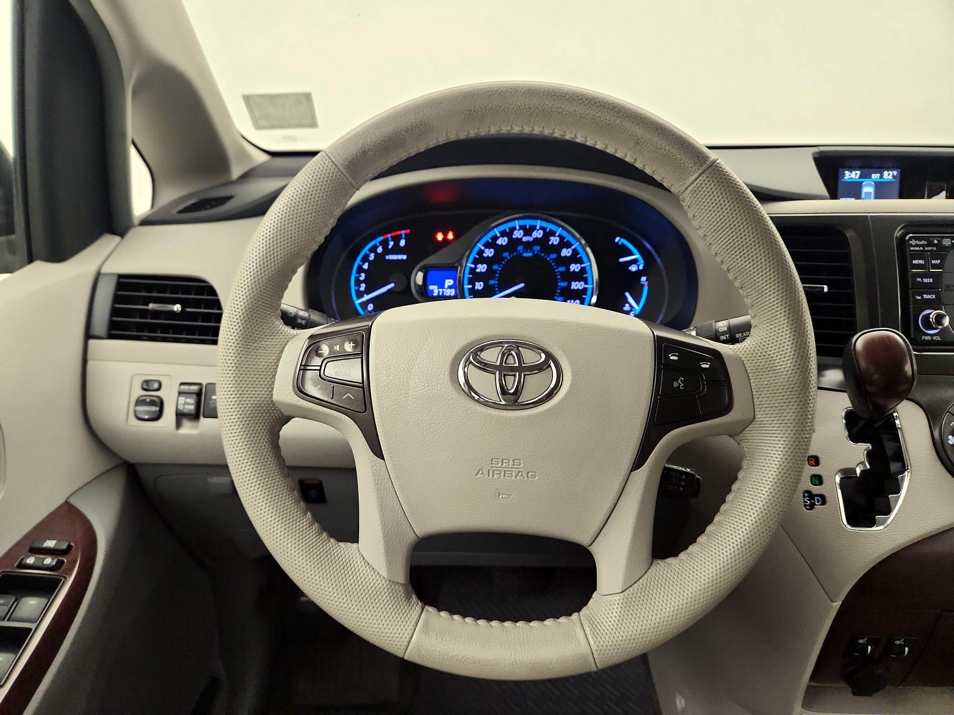 Thumbnail: 2014 Toyota Sienna - 10