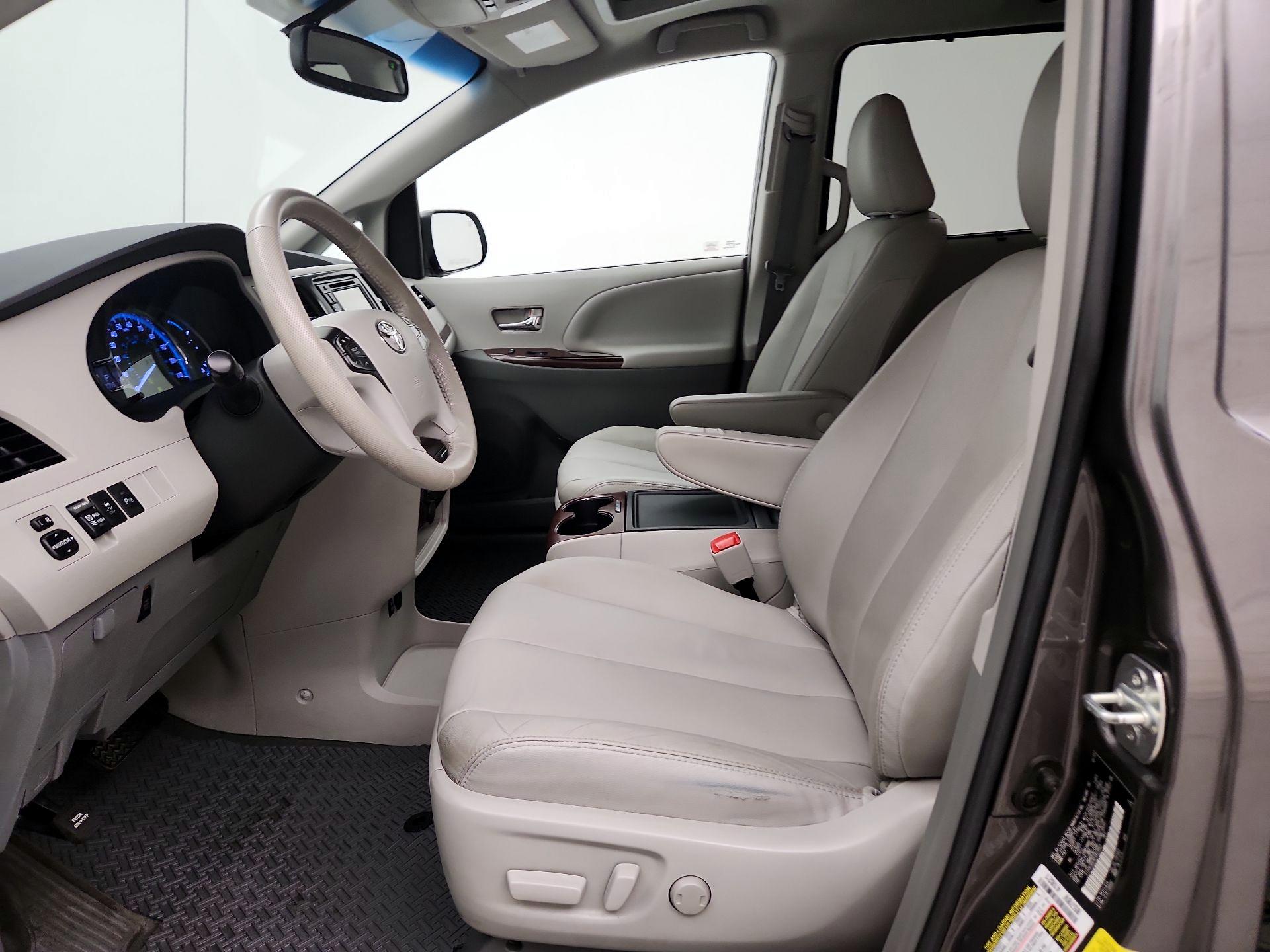 Thumbnail: 2014 Toyota Sienna - 11