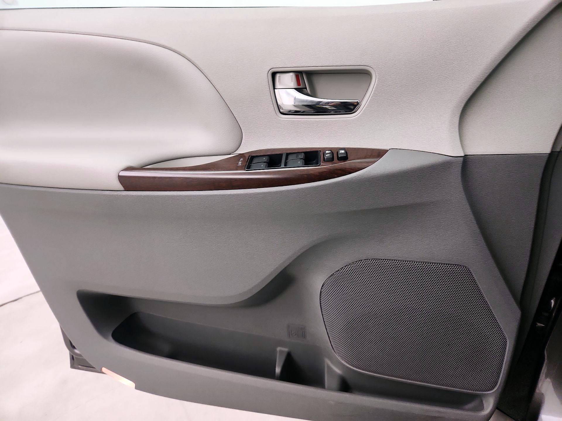Thumbnail: 2014 Toyota Sienna - 12
