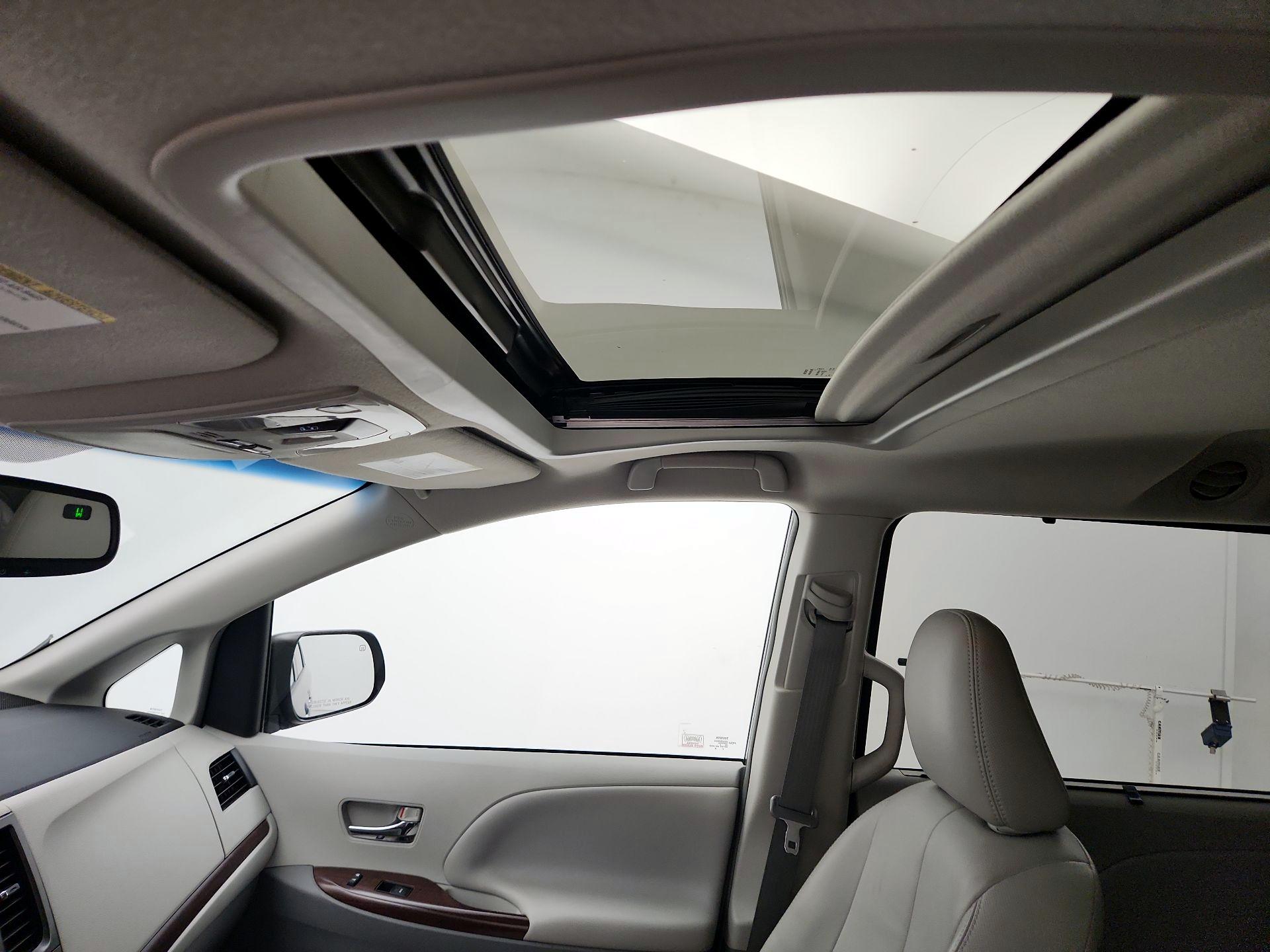 Thumbnail: 2014 Toyota Sienna - 19