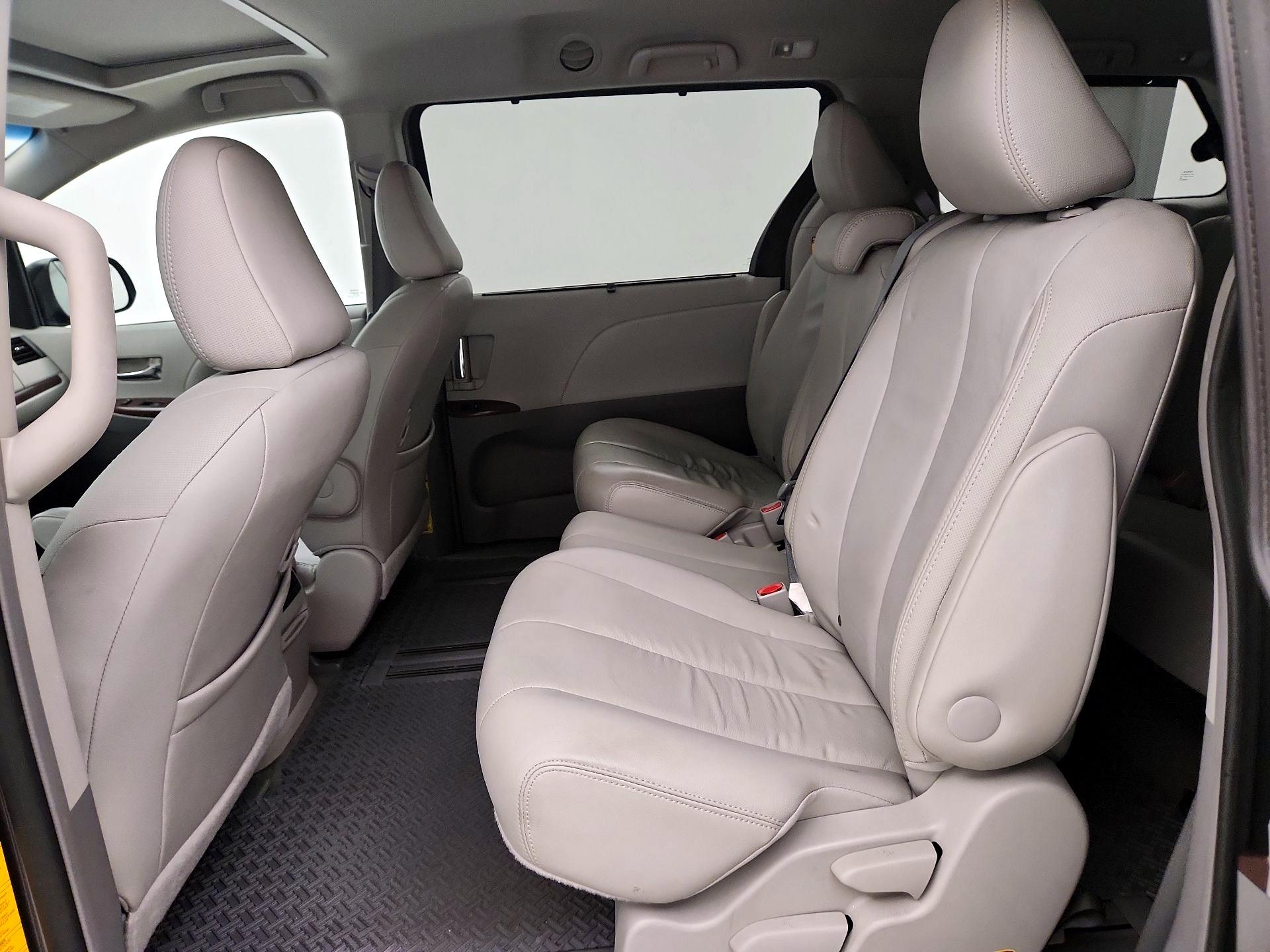 Thumbnail: 2014 Toyota Sienna - 20