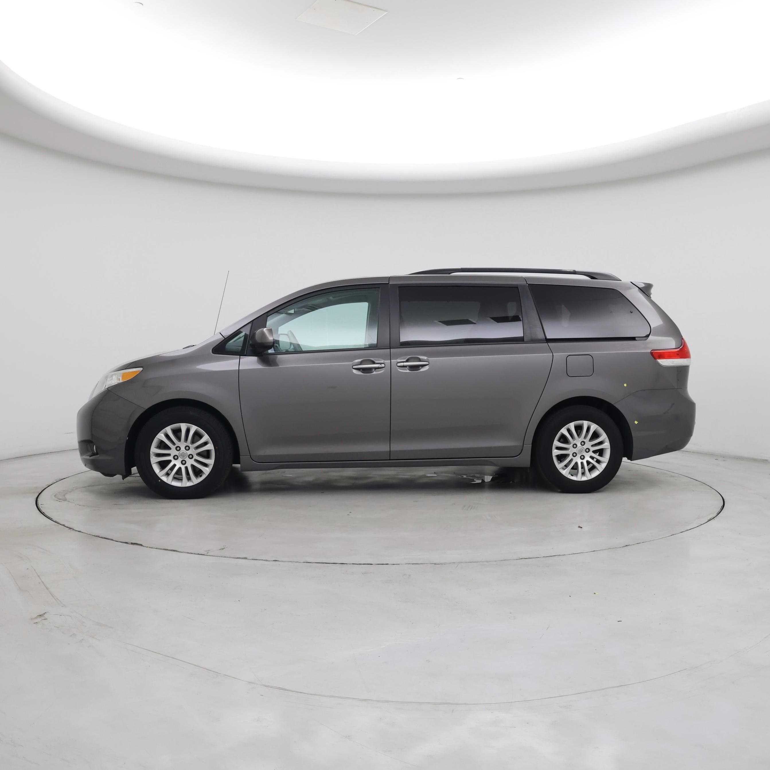 Thumbnail: 2014 Toyota Sienna - 3