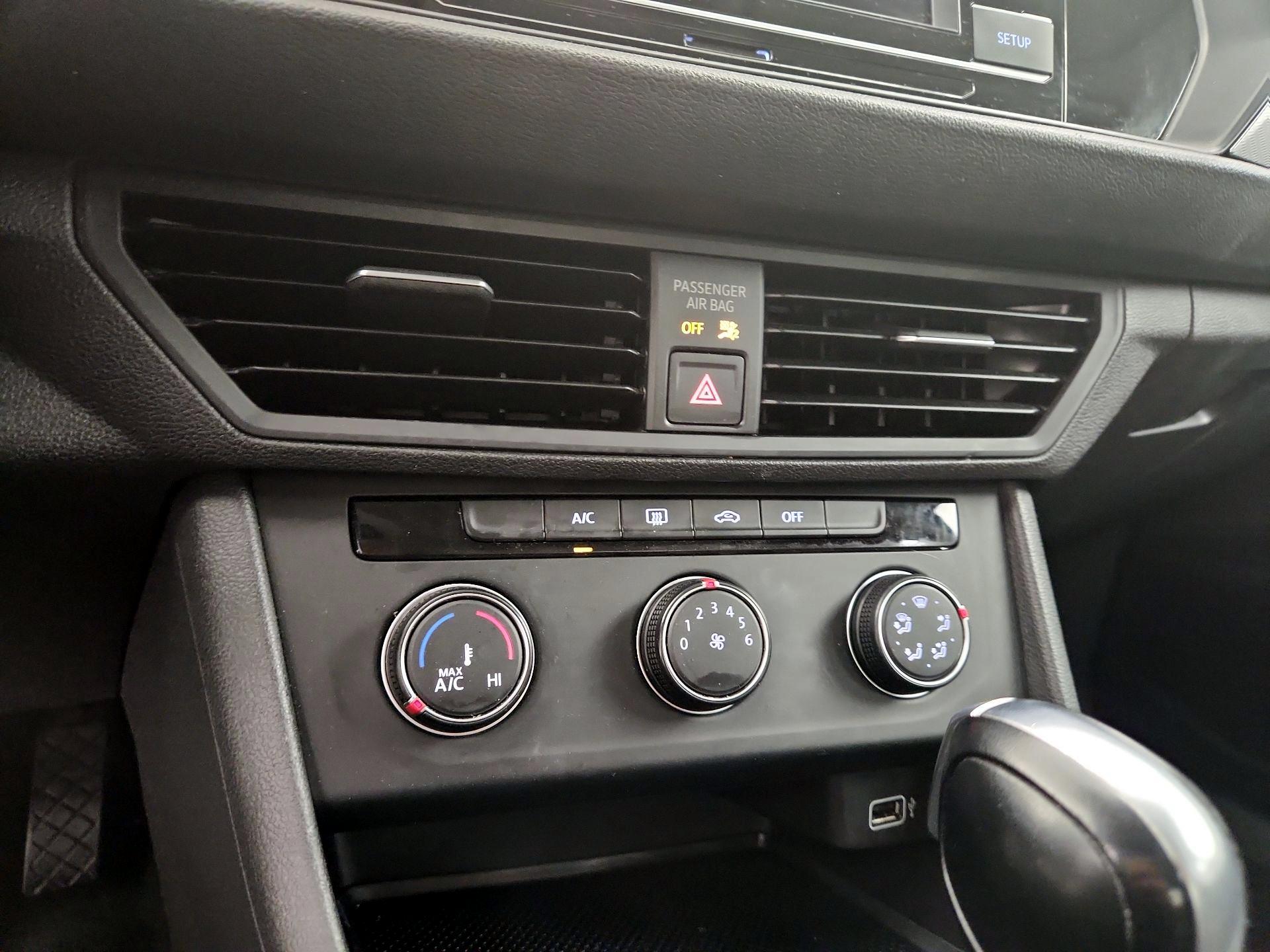 Thumbnail: 2019 Volkswagen Jetta - 16