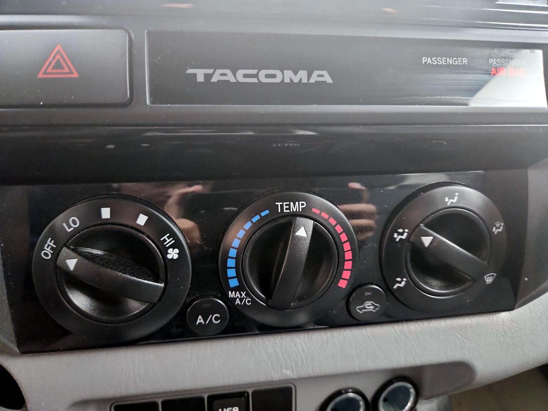Thumbnail: 2015 Toyota Tacoma - 16
