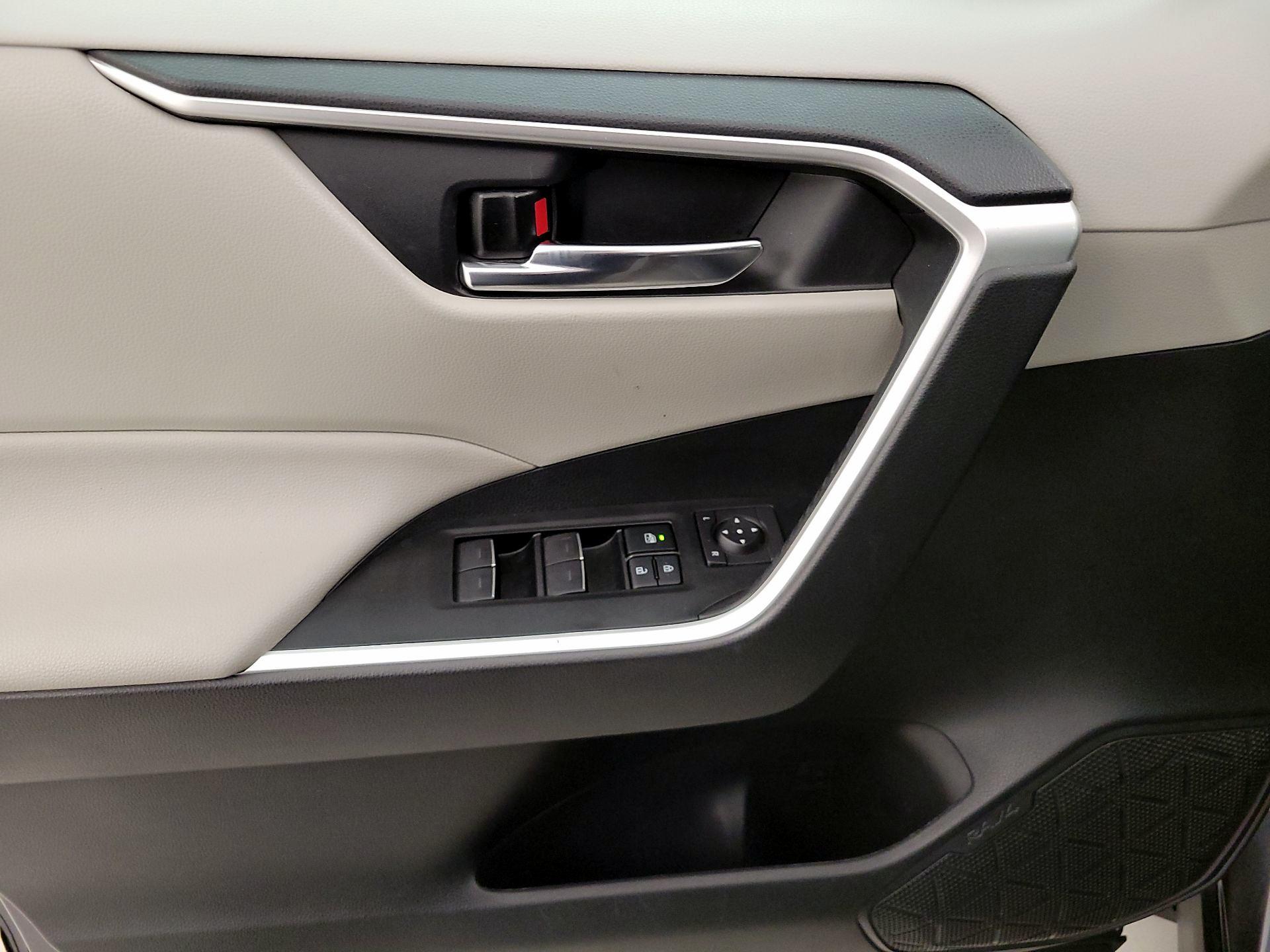 Thumbnail: 2022 Toyota RAV4 - 12