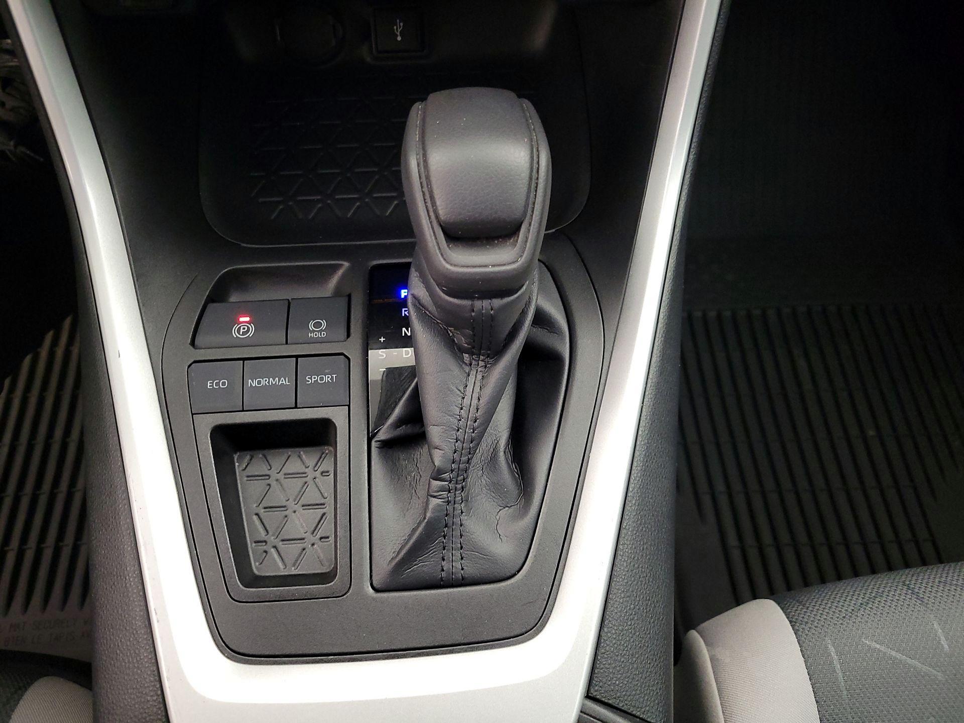 Thumbnail: 2022 Toyota RAV4 - 17