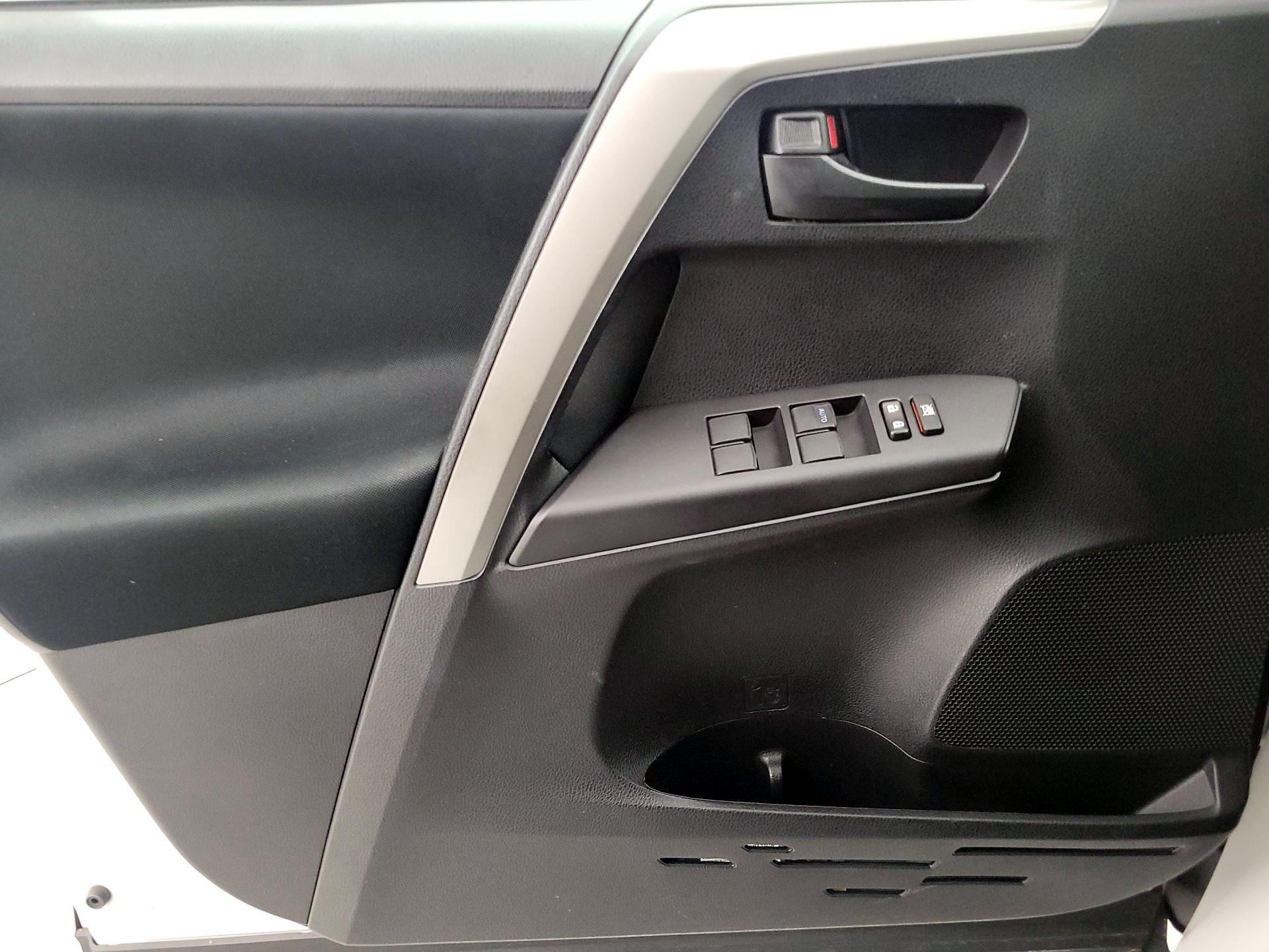 Thumbnail: 2016 Toyota RAV4 - 12