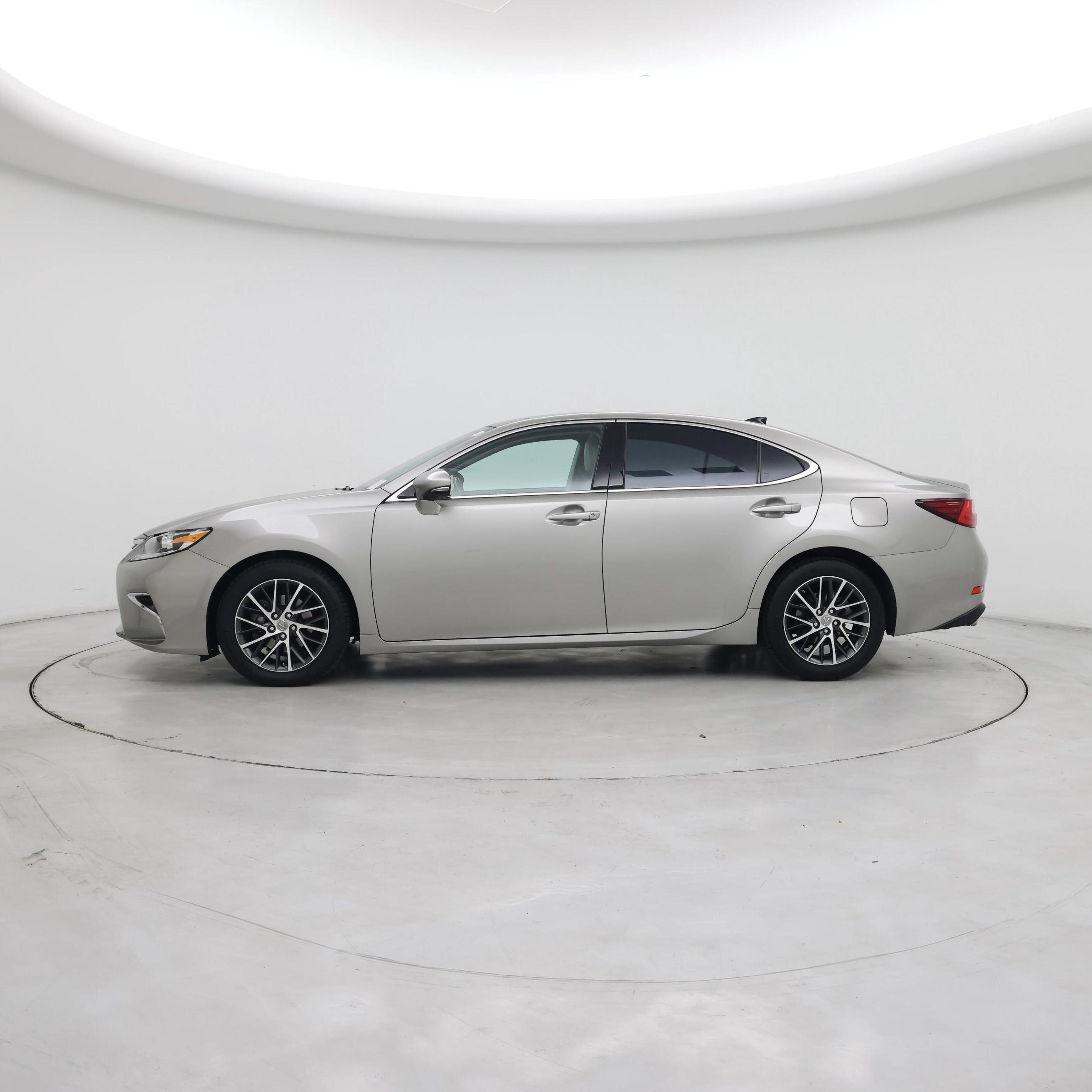Thumbnail: 2017 Lexus ES - 3