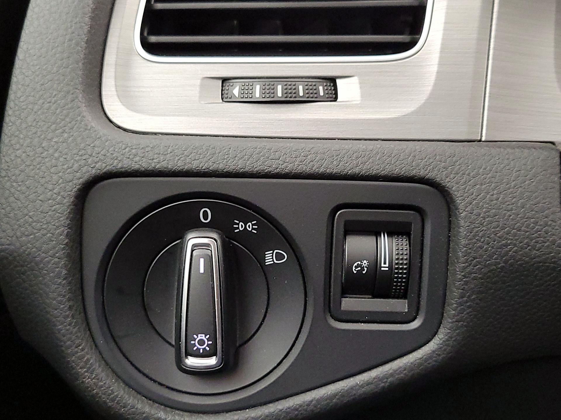 Thumbnail: 2015 Volkswagen Golf - 13